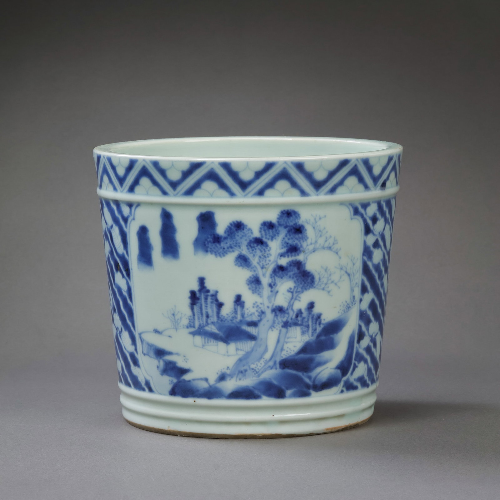 Chinese Qing Dynasty Blue and White Porcelain Brush Holder with Open Window: H . 13 cm . Diam . 15.2 cm .