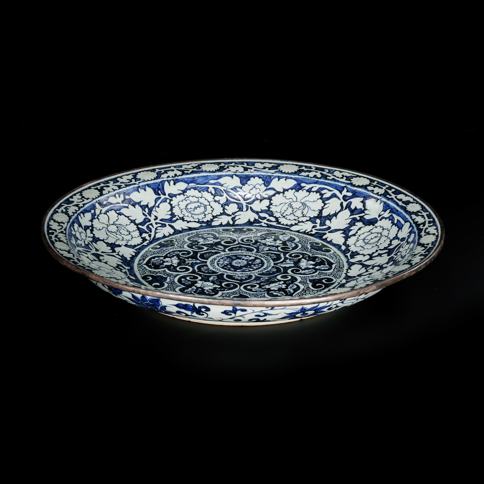 Chinese Yuan Dynasty blue and white porcelain dish with intertwined floral pattern and folded rim (1 of 10)