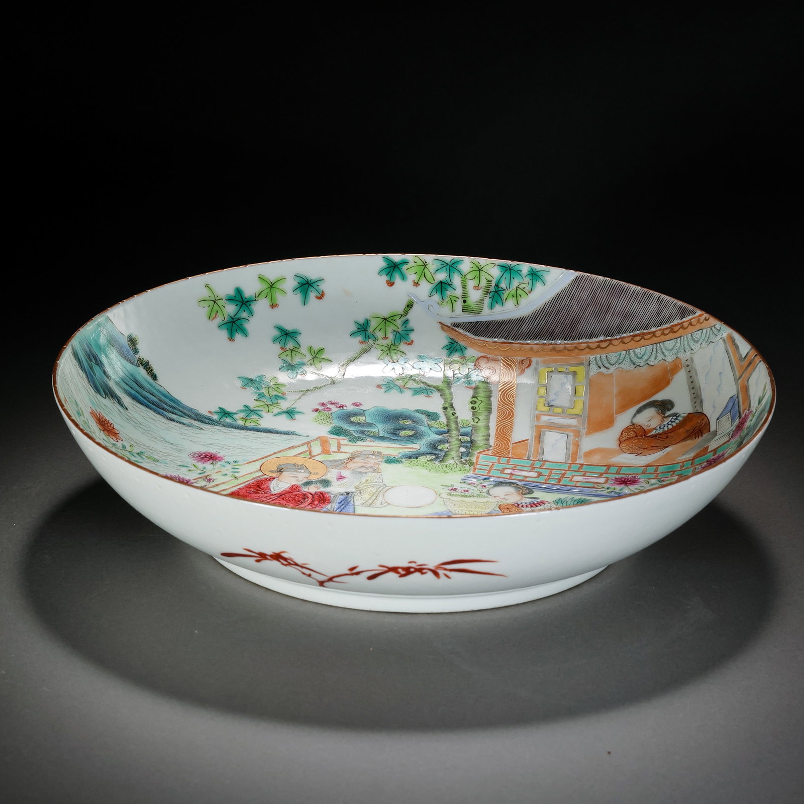 Chinese famille rose plate with figures and stories from the Qianlong period of the Qing Dynasty: H . 4.7 cm . Dim . 22.2 cm .