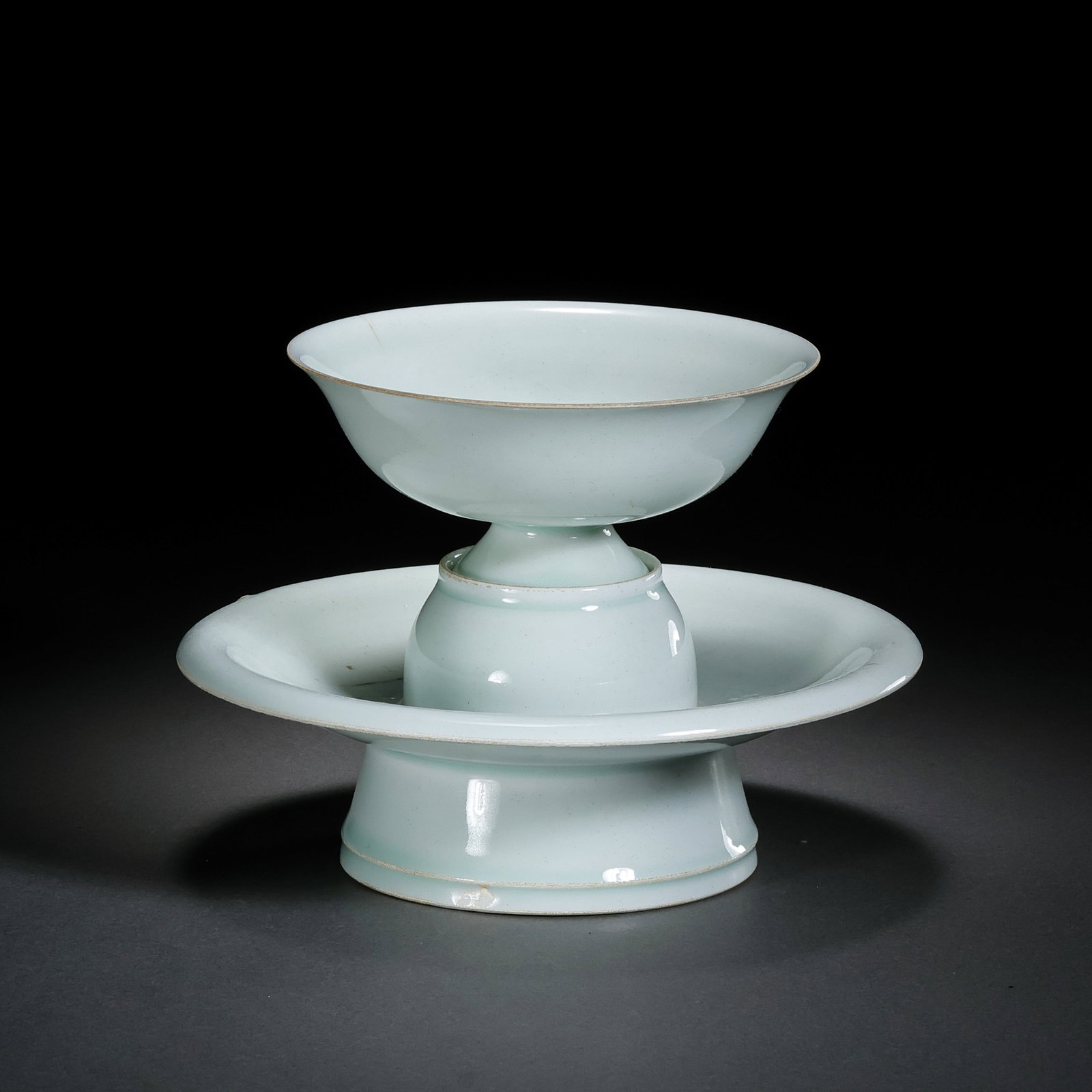 A set of celadon cups and saucers from the Hutian kiln of the Southern Song Dynasty, China: H . 11 cm . Diam . 14.5 cm .