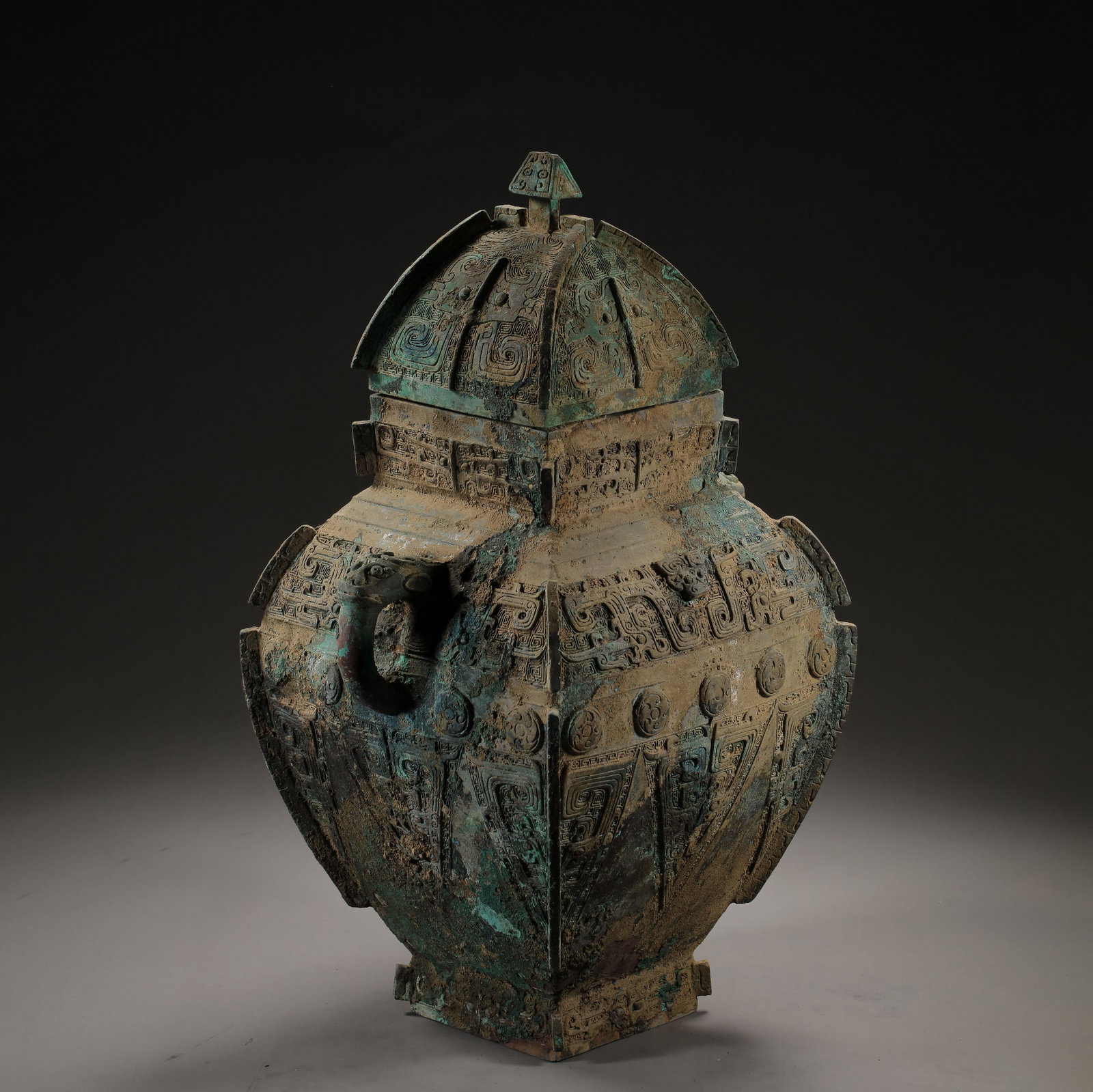 Bronze artifacts from the Shang and Zhou dynasties in China: H . 49 cm . L . 28 cm . Weight 5390 gram .