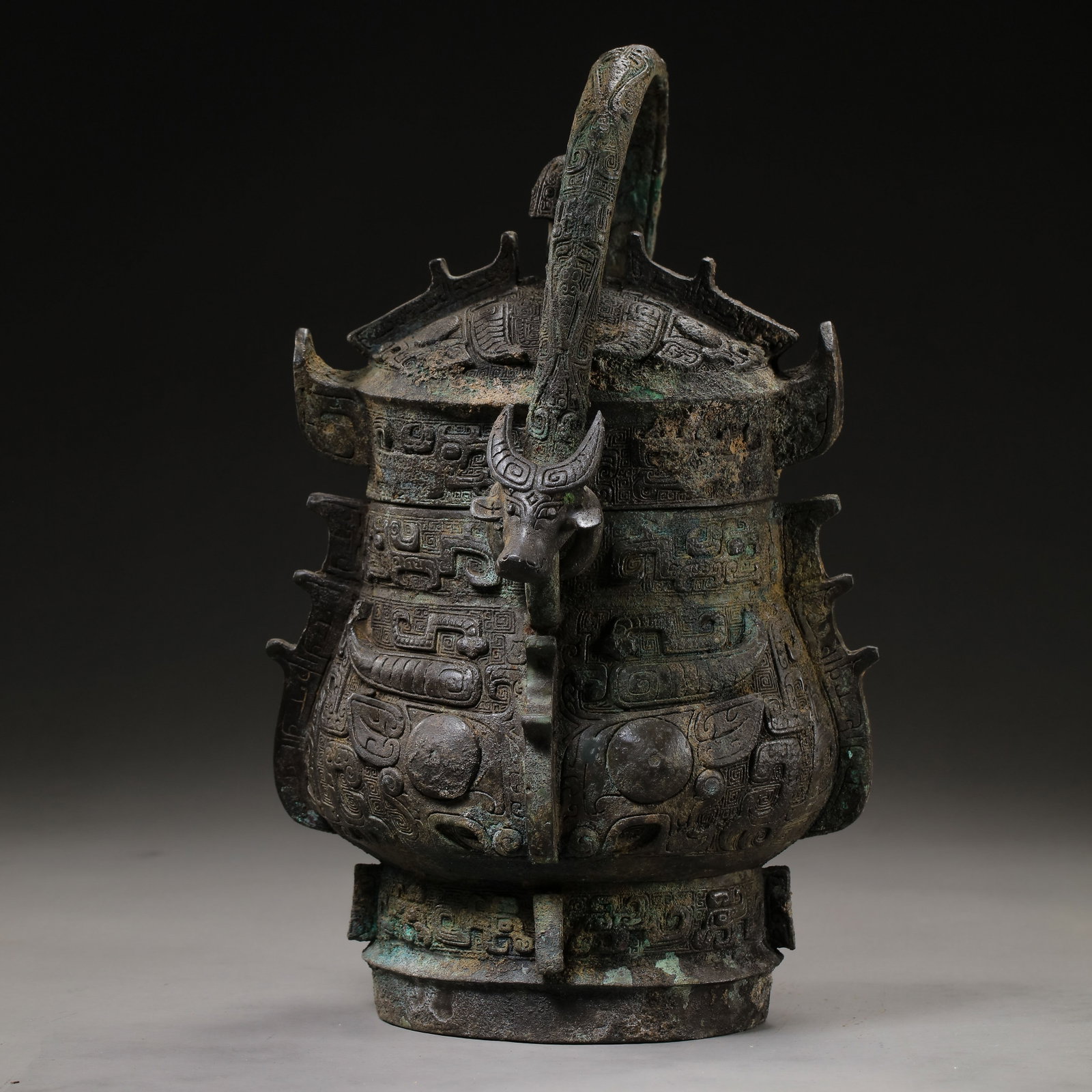 Bronze artifacts from the Shang and Zhou dynasties in China: H . 24 cm . L . 17.5 cm . Weight 3300 gram .