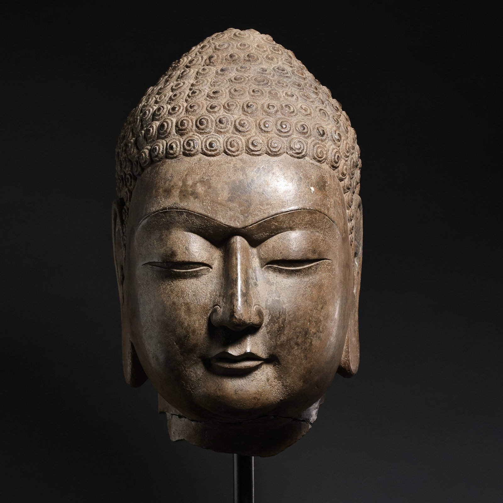 Blue stone Buddha head from the late Tang and Five Dynasties period in China: H . 52 cm . H . 32 cm .