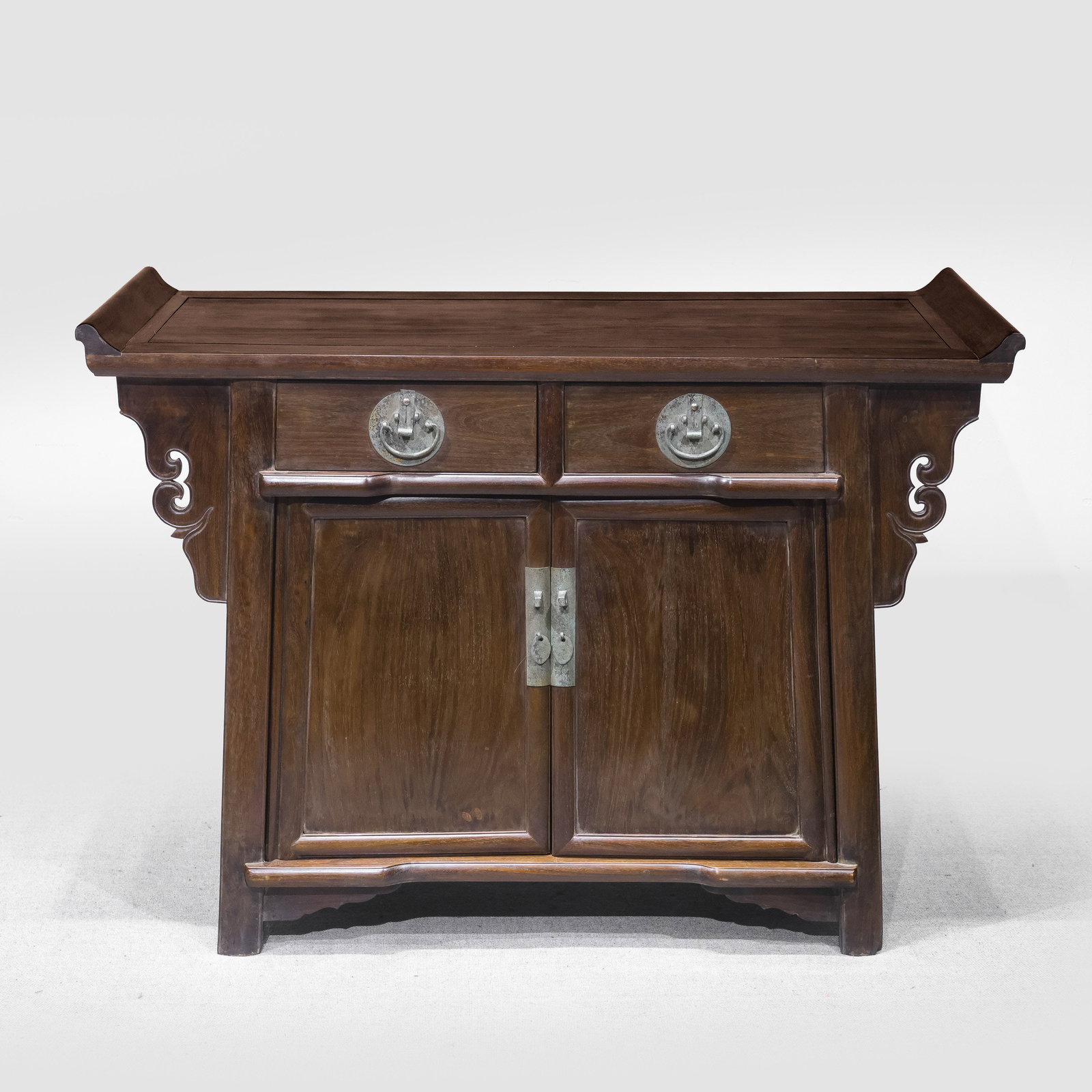Chinese Qing Dynasty Huanghuali Wood Upturned End Table: L . 11.7 5cm . H . 86 cm . W . 50 cm .