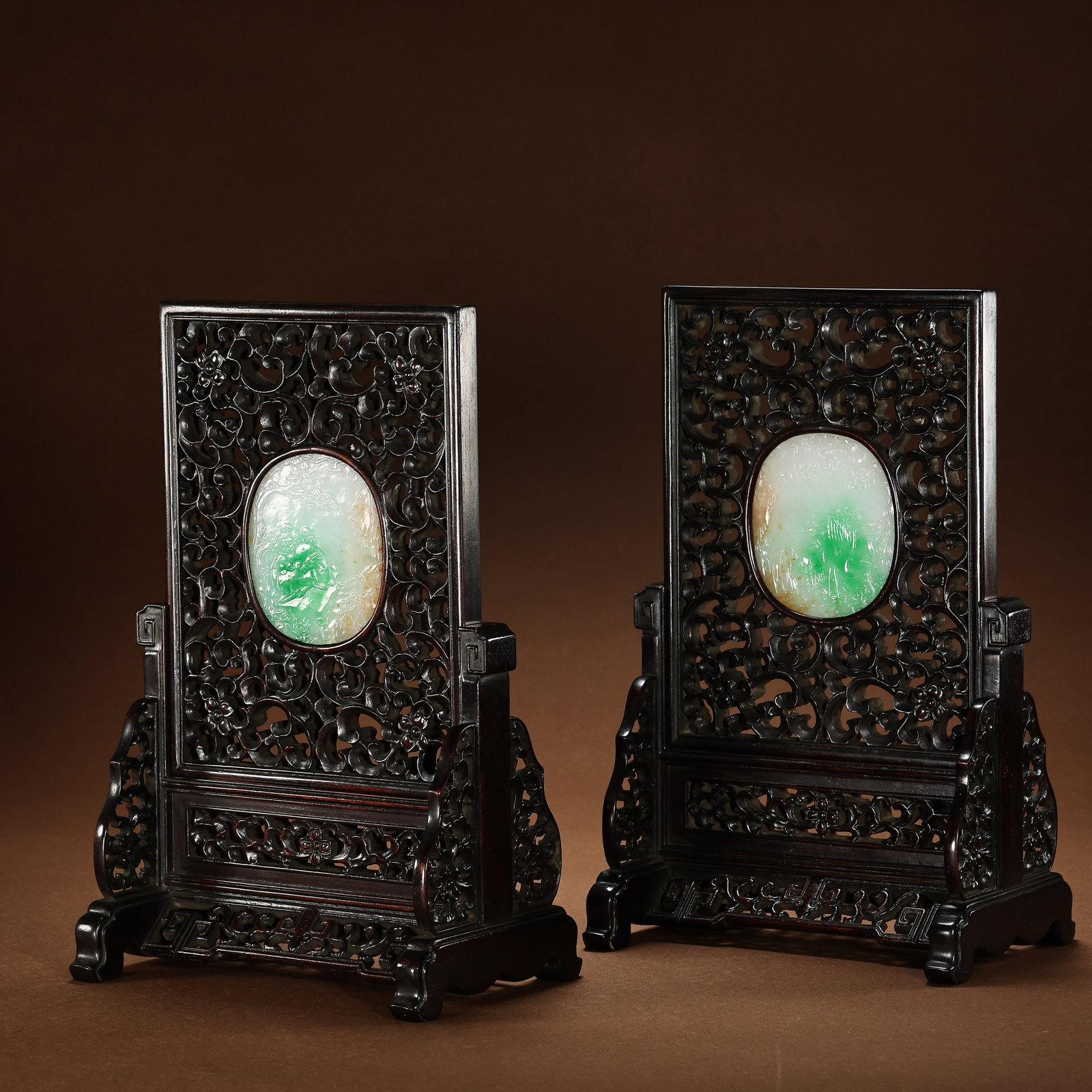 A pair of Chinese Qing Dynasty rosewood screens inlaid with jade: H . 26 cm . L . 16 cm . L . 8 cm . H . 6.7 cm . Weight 869 gram .