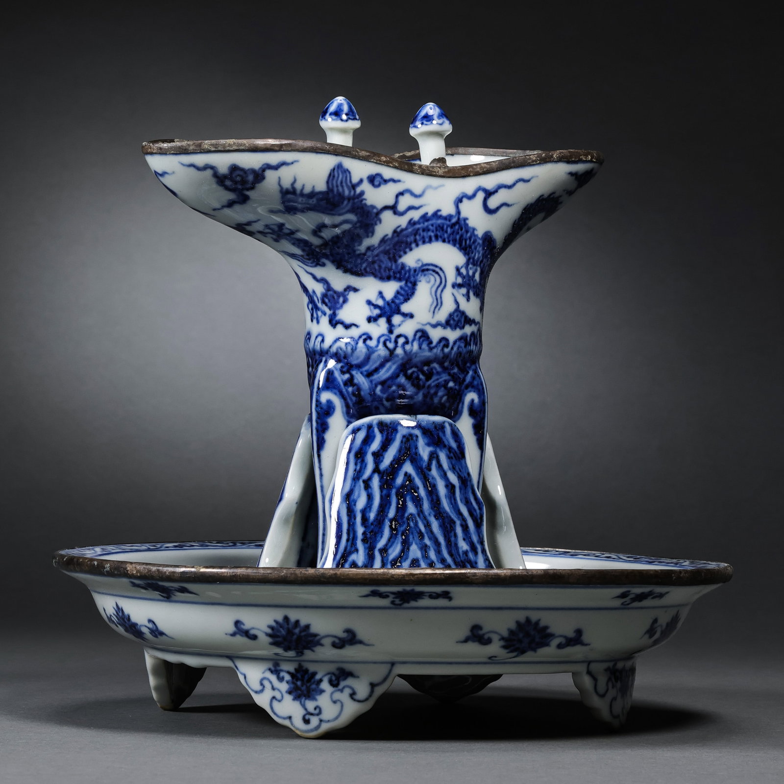 Chinese Ming Dynasty Blue and White Dragon Pattern Silver-Plated Jue Cup: H . 20 cm . Diam . 20 cm .