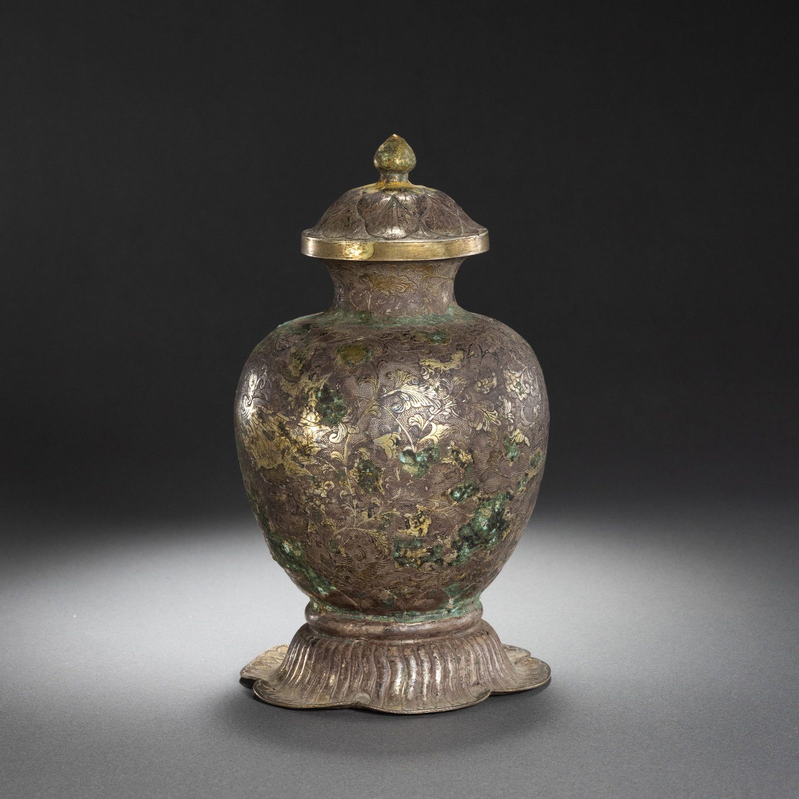 Chinese Tang Dynasty silver-gilt engraved covered jar: H . 16.5 cm . L . 9.5 cm . Weight 391 gram .