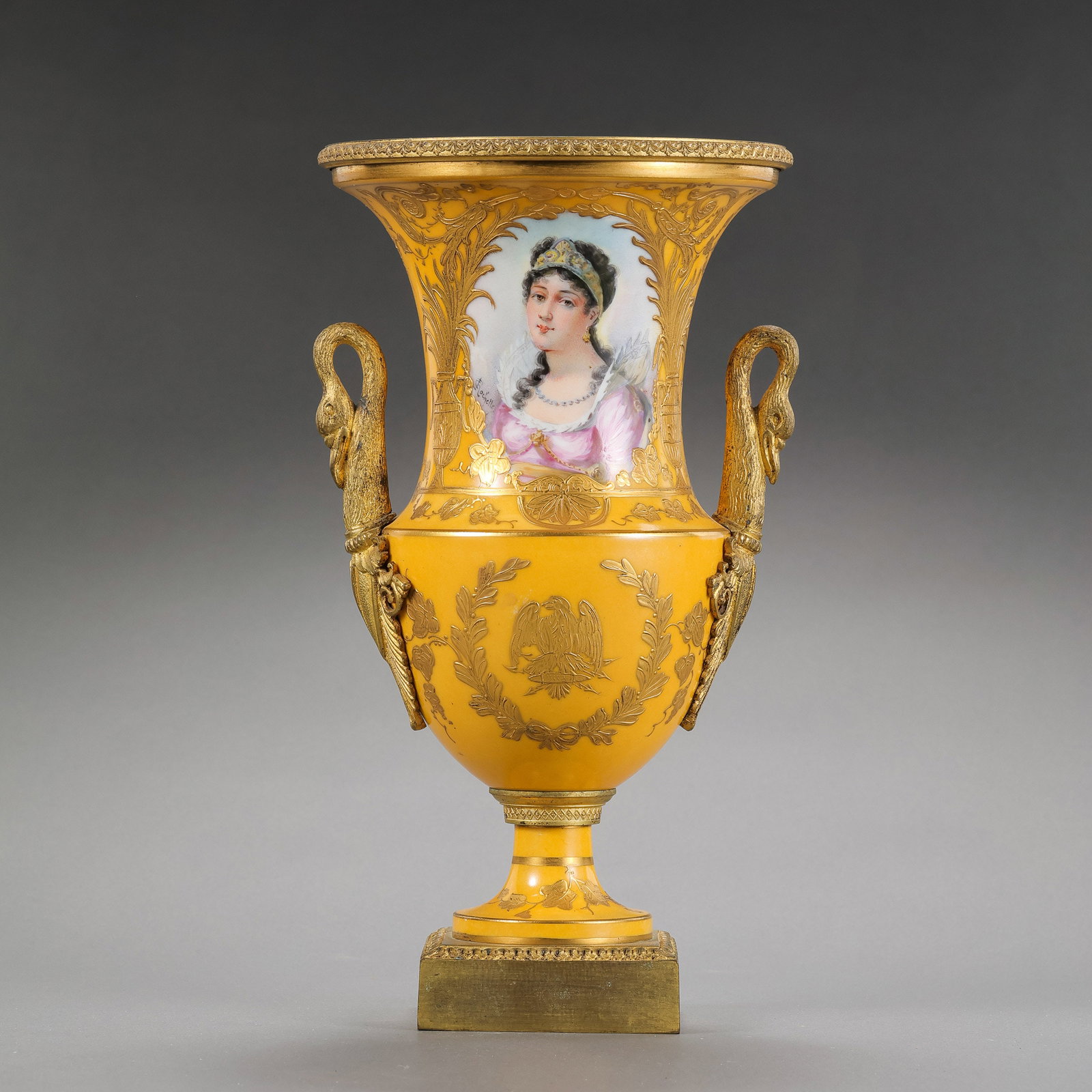 18th-century European Western-style double-eared cup: H . 24 cm .