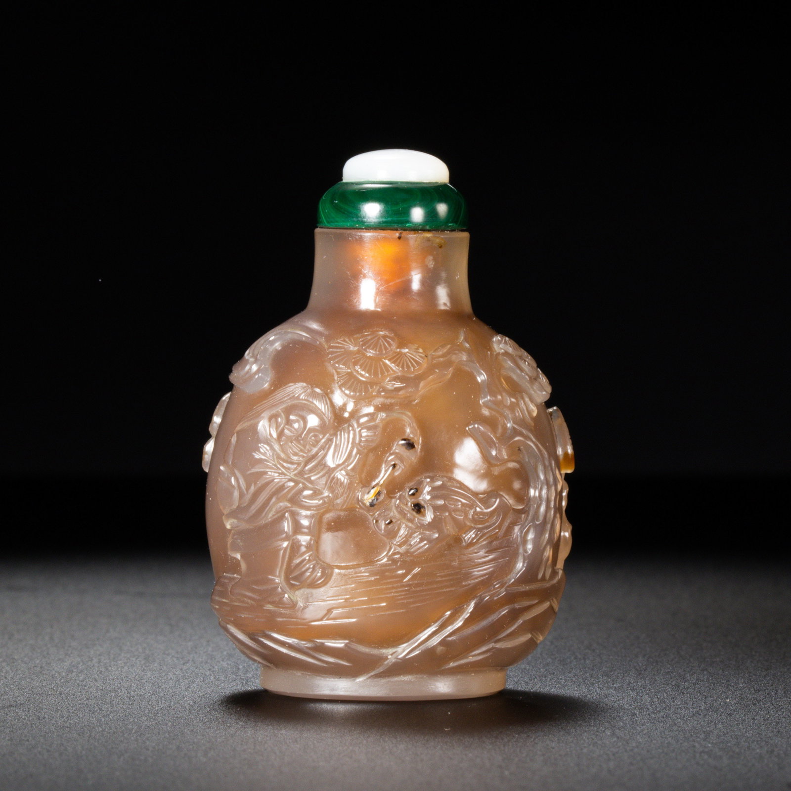 Chinese Qing Dynasty agate snuff bottle: H . 5.3 cm . L . 3.5 cm . Weight 35 gram .