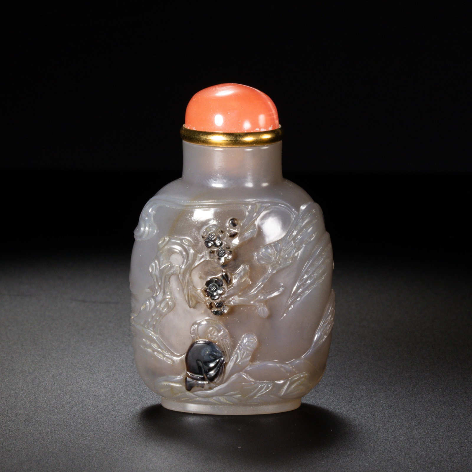 Chinese Qing Dynasty agate snuff bottle (1 of 9)