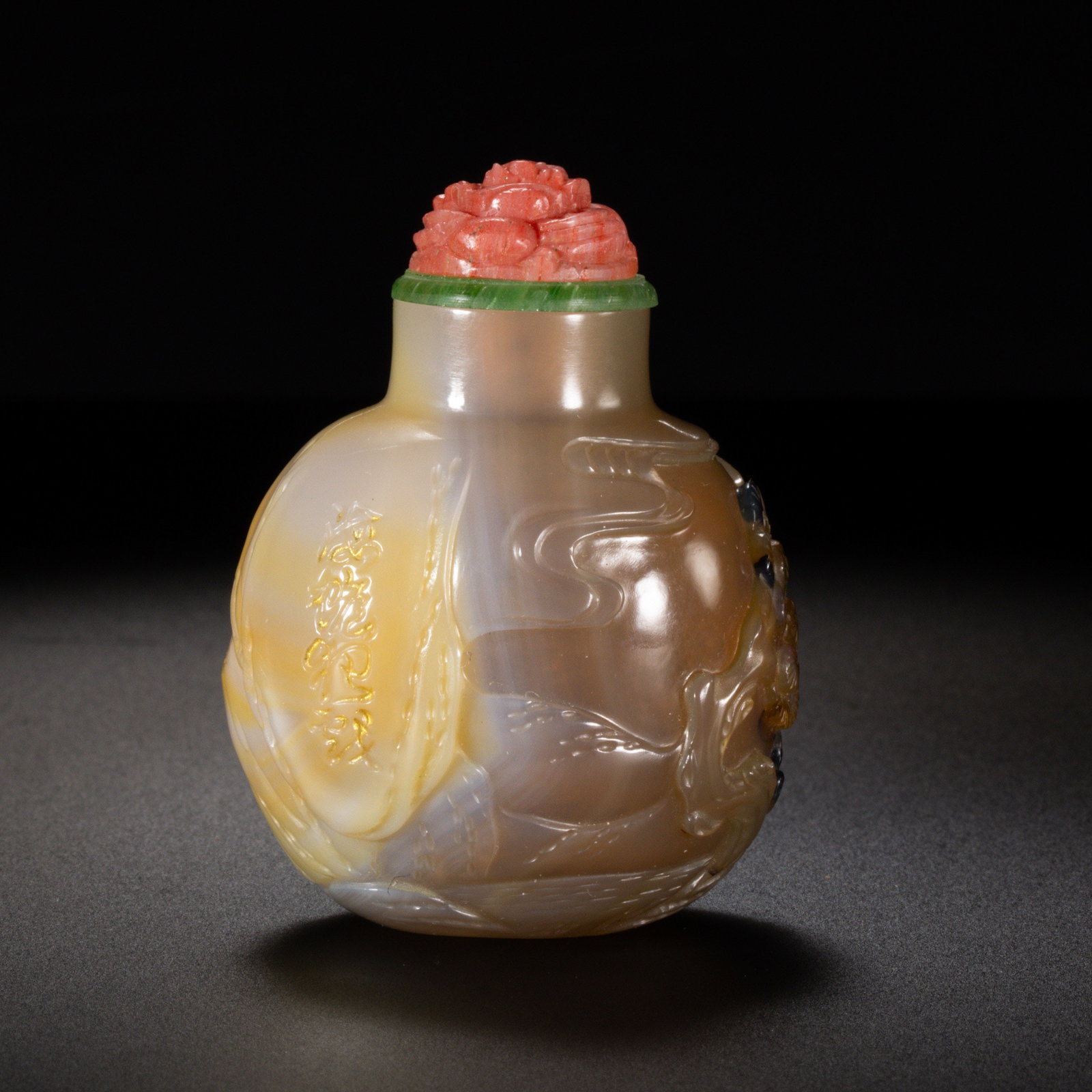 Chinese Qing Dynasty agate snuff bottle (1 of 9)