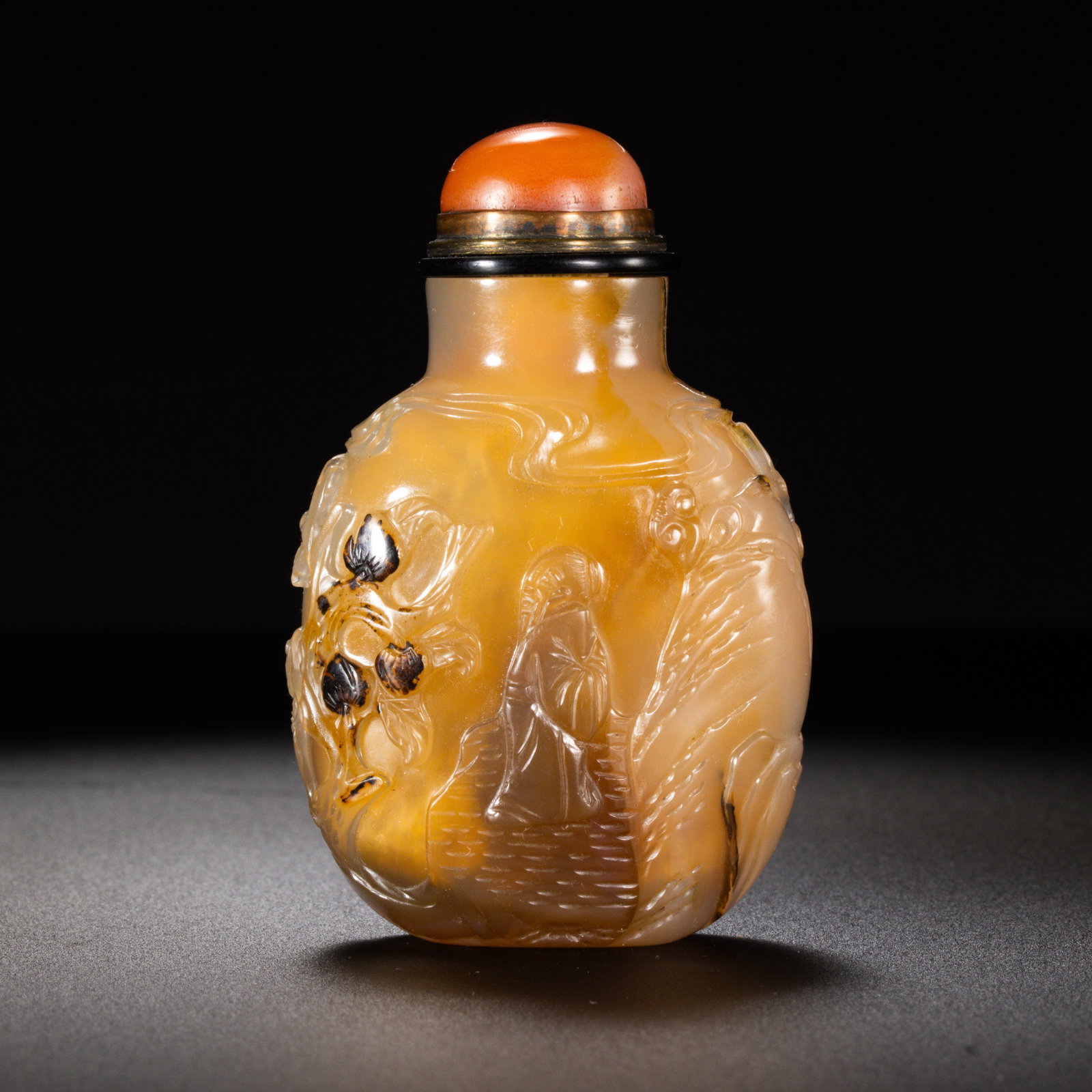 Chinese Qing Dynasty agate snuff bottle: H . 6.5 cm . L . 3.5 cm . Weight 57 gram .