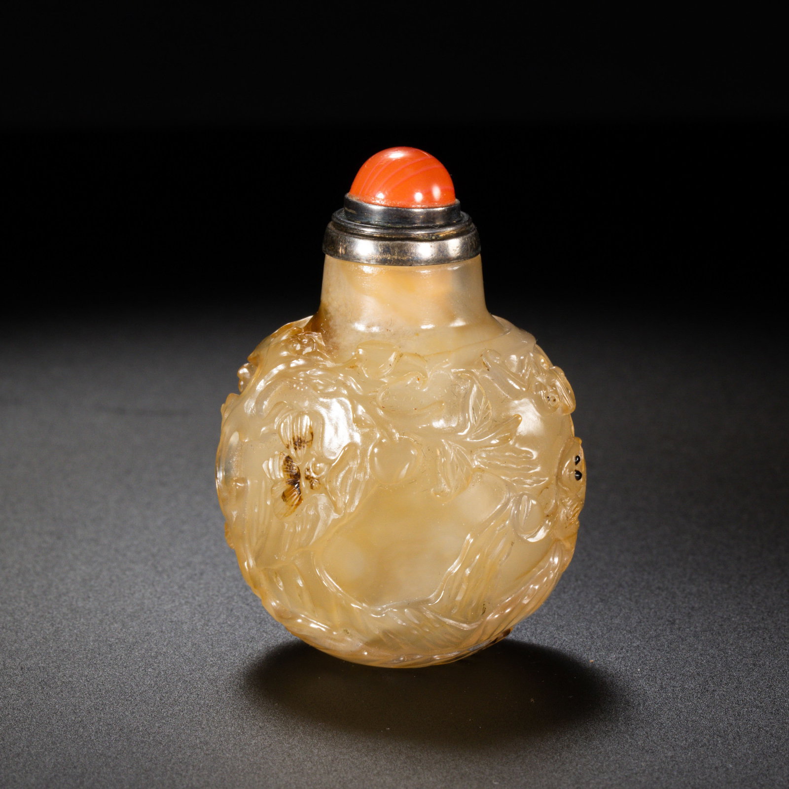 Chinese Qing Dynasty agate snuff bottle: H . 4.5 cm . L . 3.5 cm . Weight 36 gram .