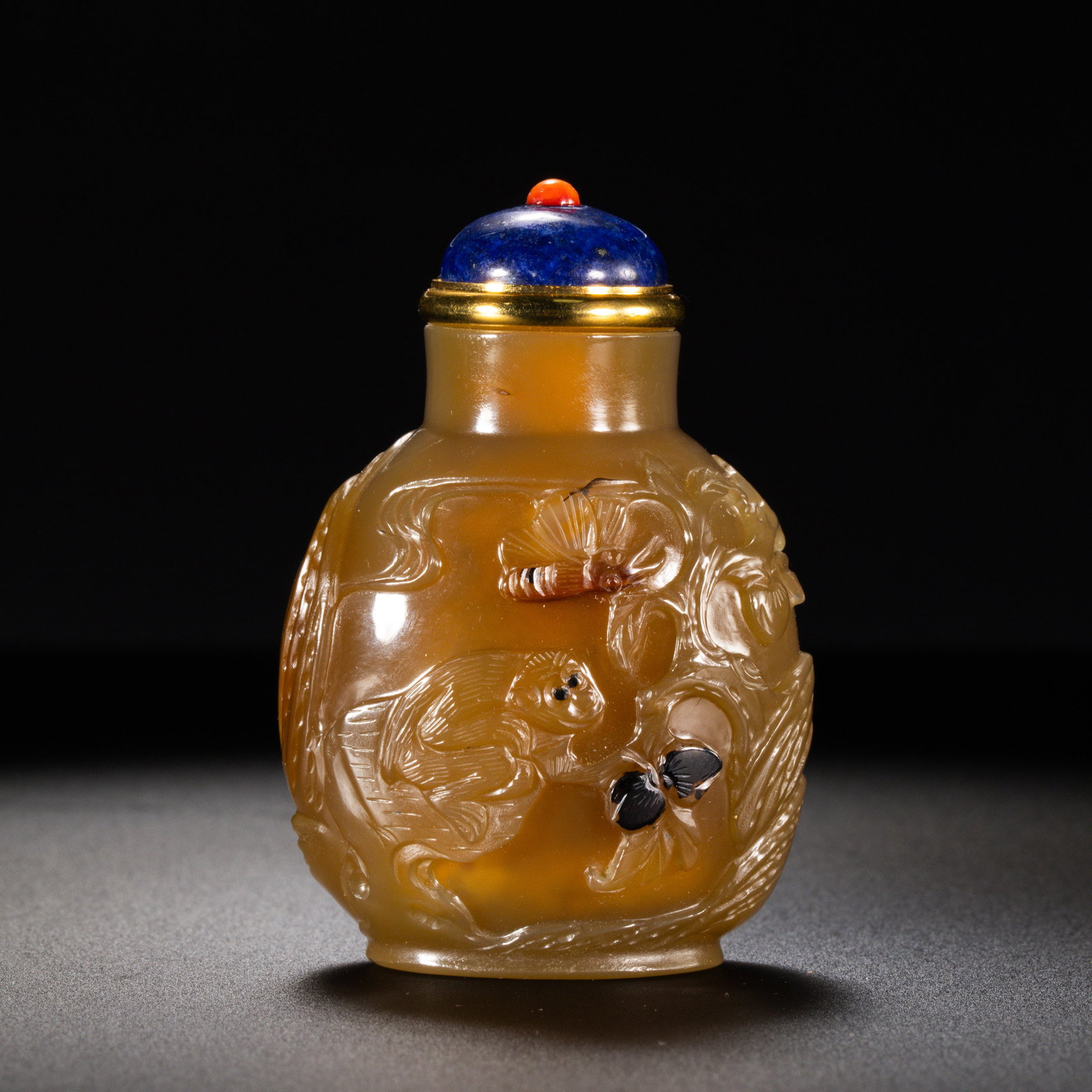 Chinese Qing Dynasty agate snuff bottle (1 of 6)