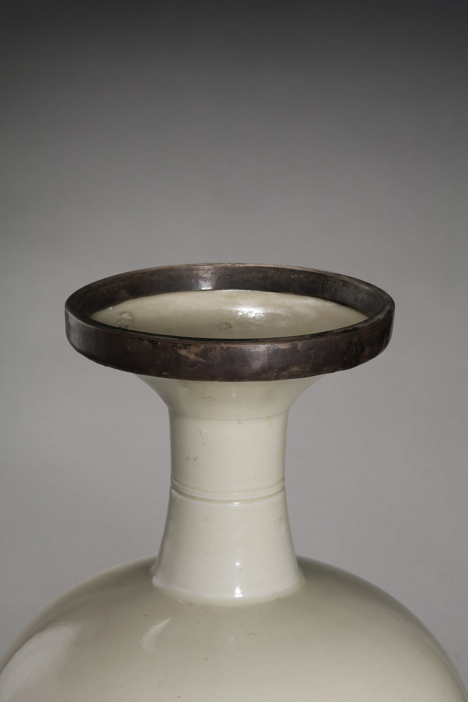 Chinese Song Dynasty white porcelain flared bottle: H . 37 cm . Diam . 13 cm .