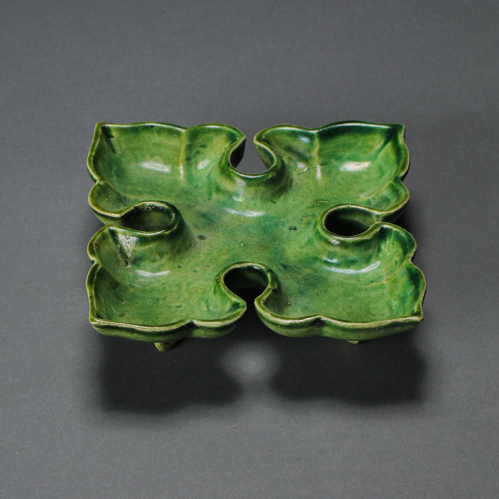 Chinese Tang Dynasty Green-glazed High-footed Lobed Dish: W. 11.2 cm. H. 3 cm.