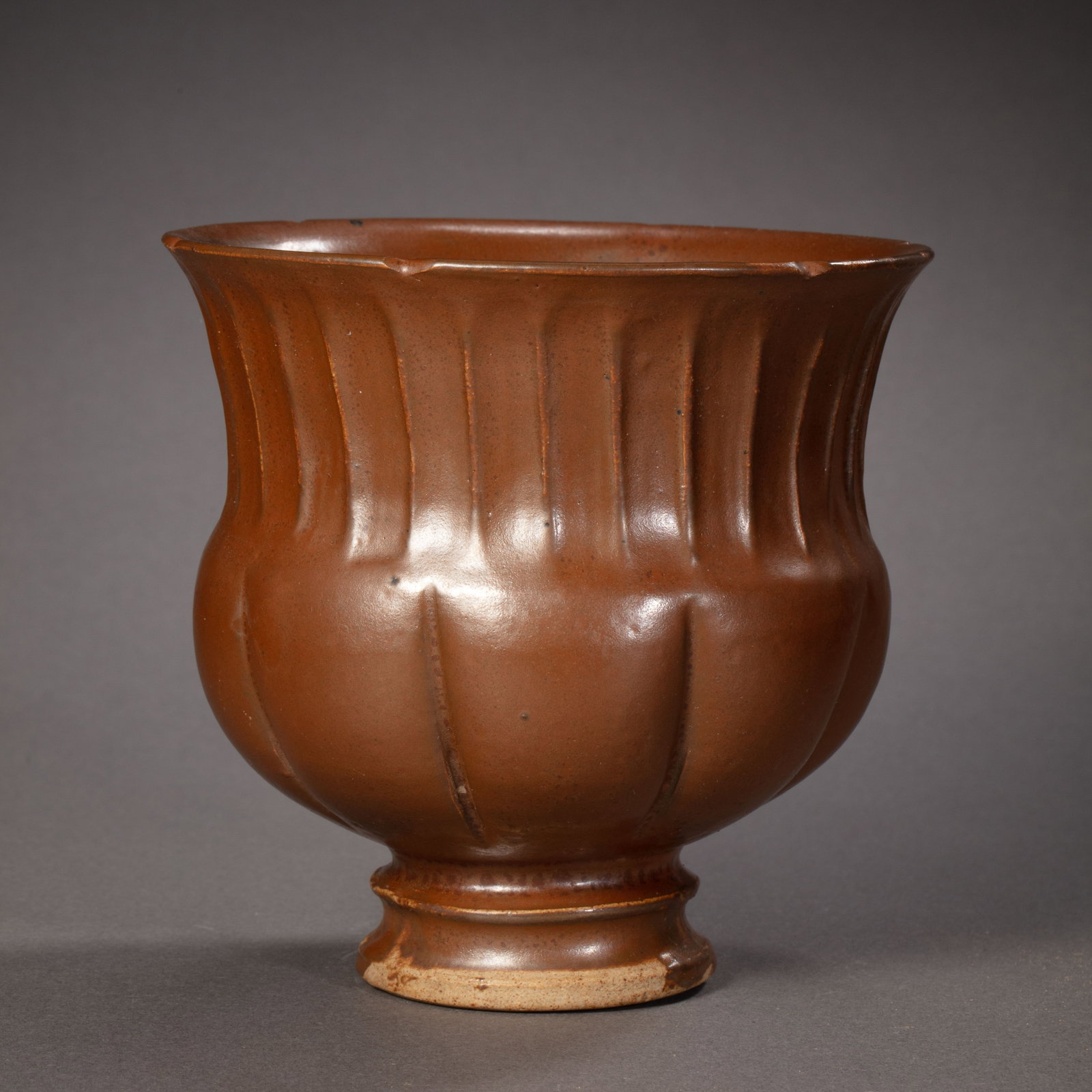 A red-glazed melon-shaped spittoon from the Yaozhou kiln of the Northern Song Dynasty in China.: Diam. 12.2 cm. H. 11.7 cm.