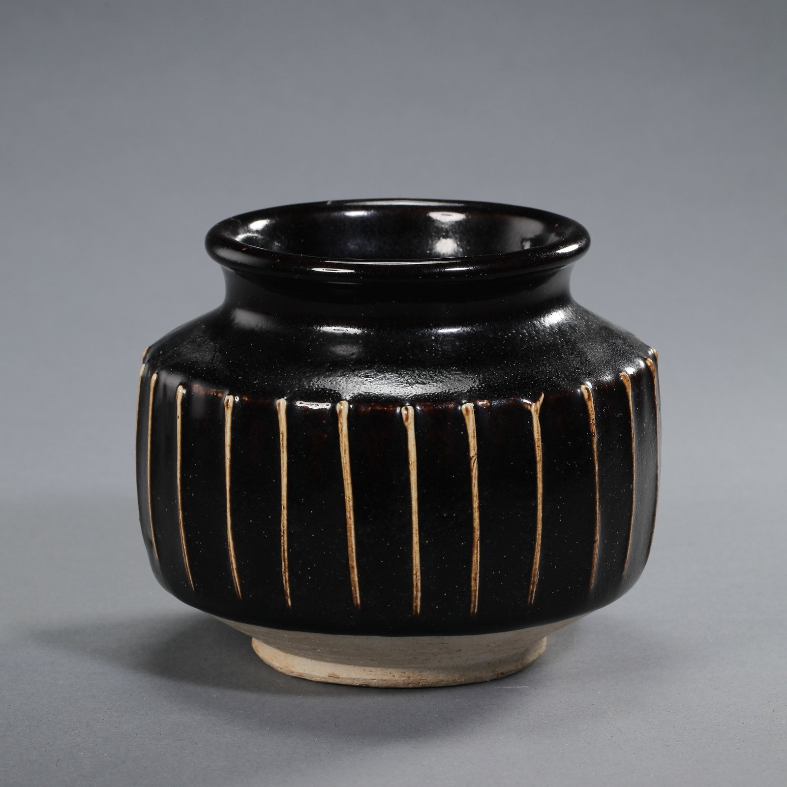 Northern Song Dynasty Cizhou Kiln Black Glazed Line Jar: H. 10 cm. W. 11 cm.