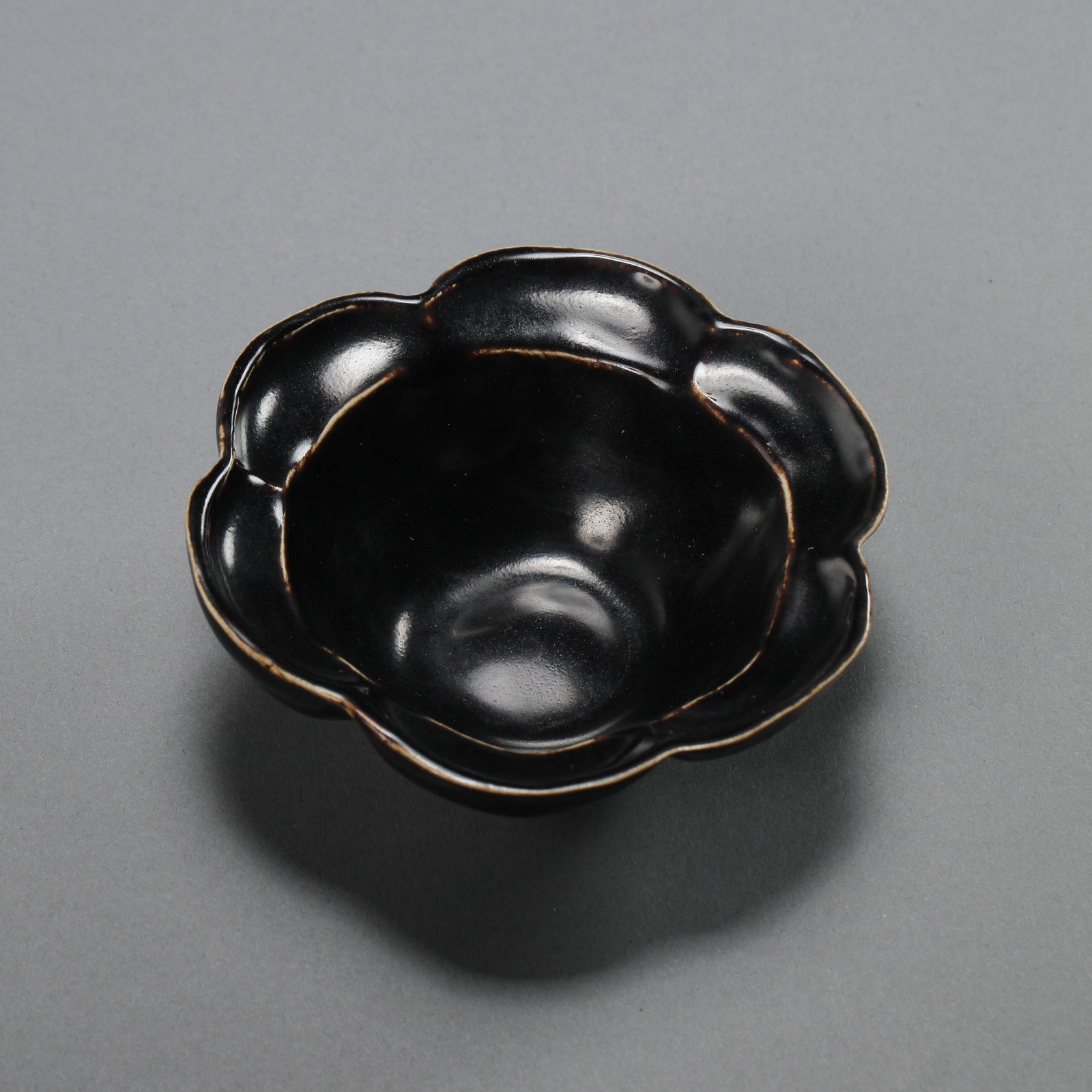 Northern Song Dynasty Cizhou Kiln Black Glazed Flower-Shaped Cup: Diam. 11 cm. H. 4 cm.