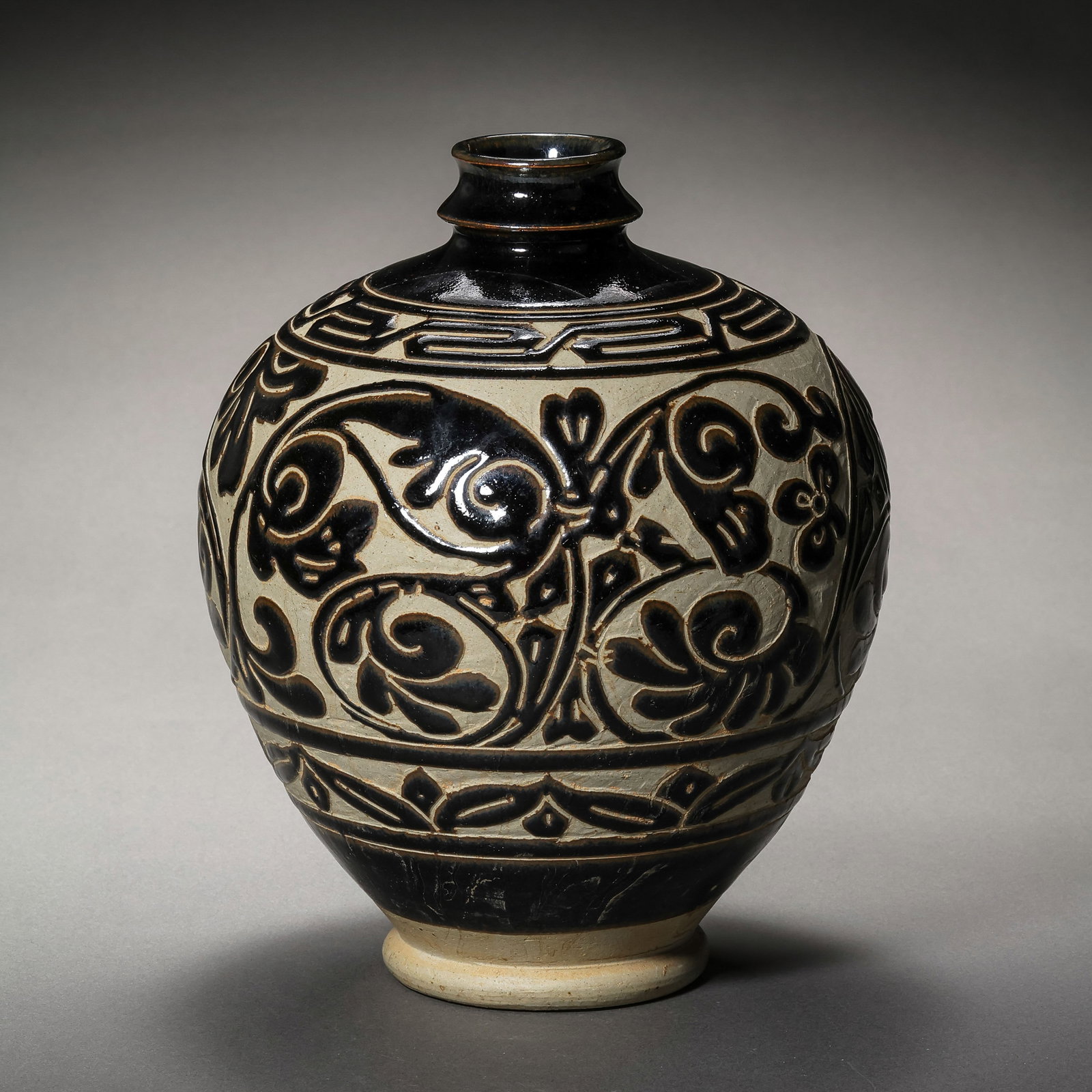 Northern Song Dynasty Cizhou Kiln Black Glazed Carved Floral Pattern Dulu Bottle: H. 21 cm.