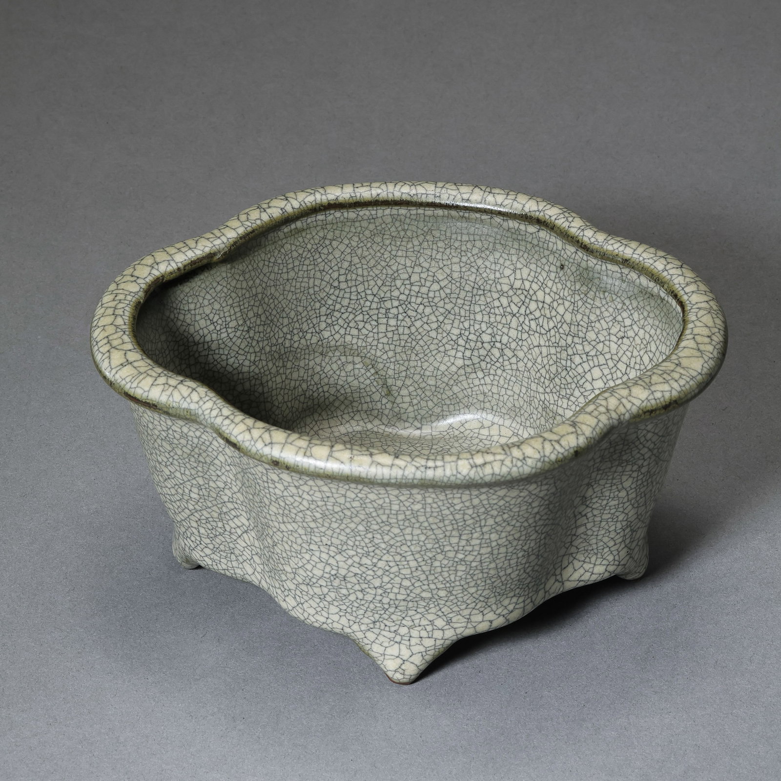 Chinese Ming Dynasty Ge-glazed Begonia-shaped Incense Burner: Diam. 14 cm. H. 7 cm.