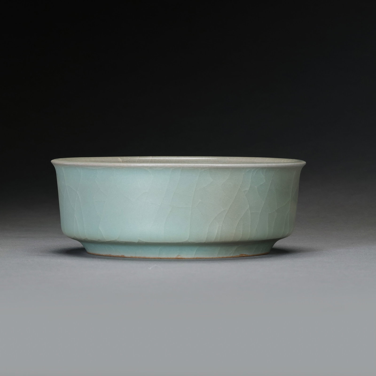 celadon washer from the Longquan official kiln in the Southern Song Dynasty, China: Diam. 11 cm. H. 4 cm.