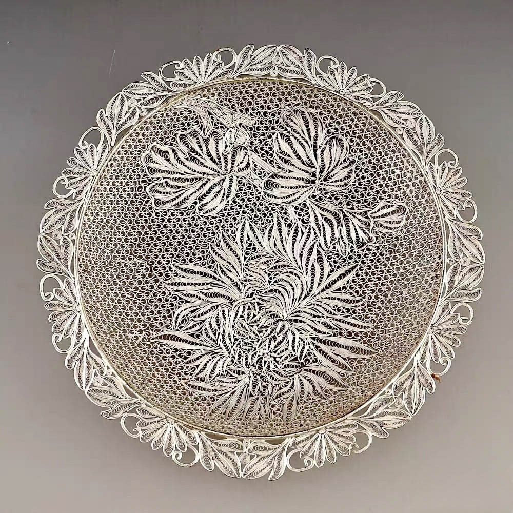 Sterling?silver filigree dish from China’s Export?Trade Period;: Sterling?silver filigree dish from China’s Export?Trade Period; weight: 183?g; diameter: approx. 17.5?cm.The term “sterling silver” herein refers to solid non?plated silver and does **not**
