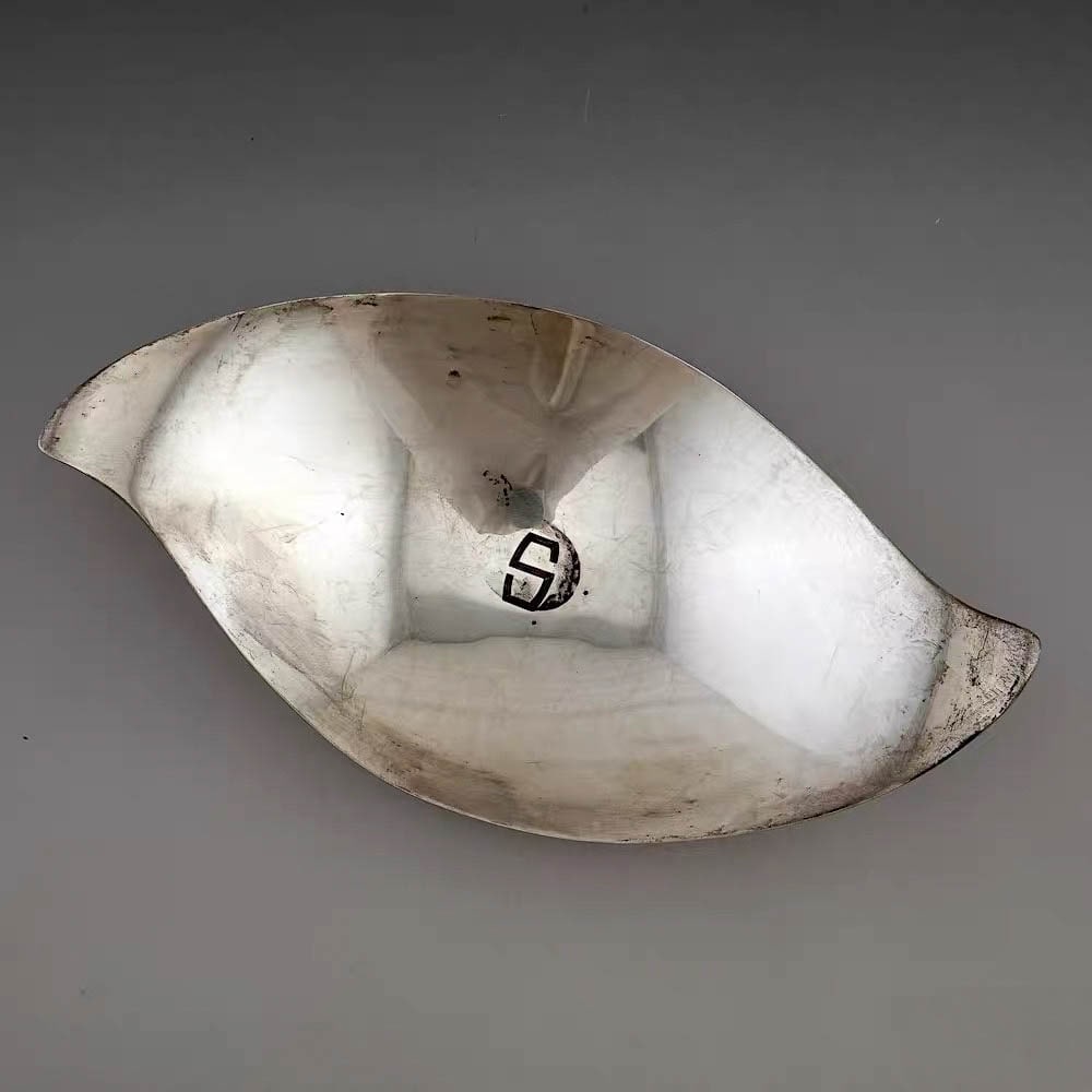 Tiffany Sterling Silver Dish: Tiffany Sterling Silver Dish; weight: 285?g; approx. 13.5?×?25?cm.The term “sterling silver” herein refers to solid non?plated silver and does not denote 999?grade purity. Actual silver