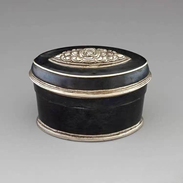 Burmese Sterling?Silver and Black Copper Betel?Lime Paste Box;: Burmese Sterling?Silver and Black Copper Betel?Lime Paste Box; weight: 193?g; height approx. 6?cm, length approx. 7.5?cm, width approx. 4?cm.Produced in northern Myanmar such as the Shan States,