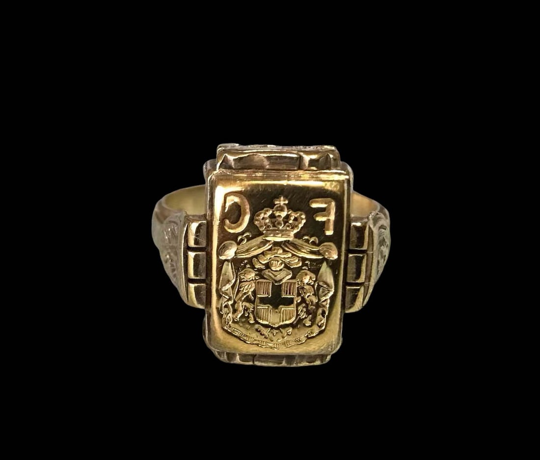 European Antique Silverware, Hanau?German Gilt Sterling?Silver Duke?Family Crest Signet Ring.: Antique Silverware, Hanau?German Gilt Sterling?Silver Duke?Family Crest Signet Ring.Specifications: Inner ring diameter 0.878?in; Chinese Hong Kong size 29; European size 70.Weight: 13.6?g.Silver