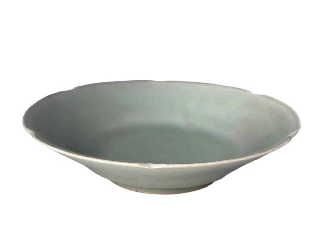 Longquan Official?Kiln Six?Lobed Kui?Mouth Folded?Waist Plate: Object Name: Longquan Official?Kiln Six?Lobed Kui?Mouth Folded?Waist PlateSuggested Period: Southern Song DynastyDimensions: Diameter 17.8?cm (7.01?in)Condition: Perfect condition; no chips, no