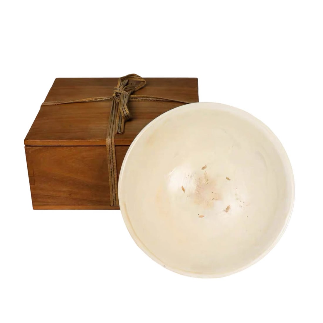 Cizhou?yao White?Glazed Large Bowl with Incised Decoration (with original wooden storage box): Object Name: Cizhou?yao White?Glazed Large Bowl with Incised Decoration (with original antique wooden storage box)Suggested Period: Song / Jin Dynasty, Julu?type white porcelain of Cizhou?yao ware