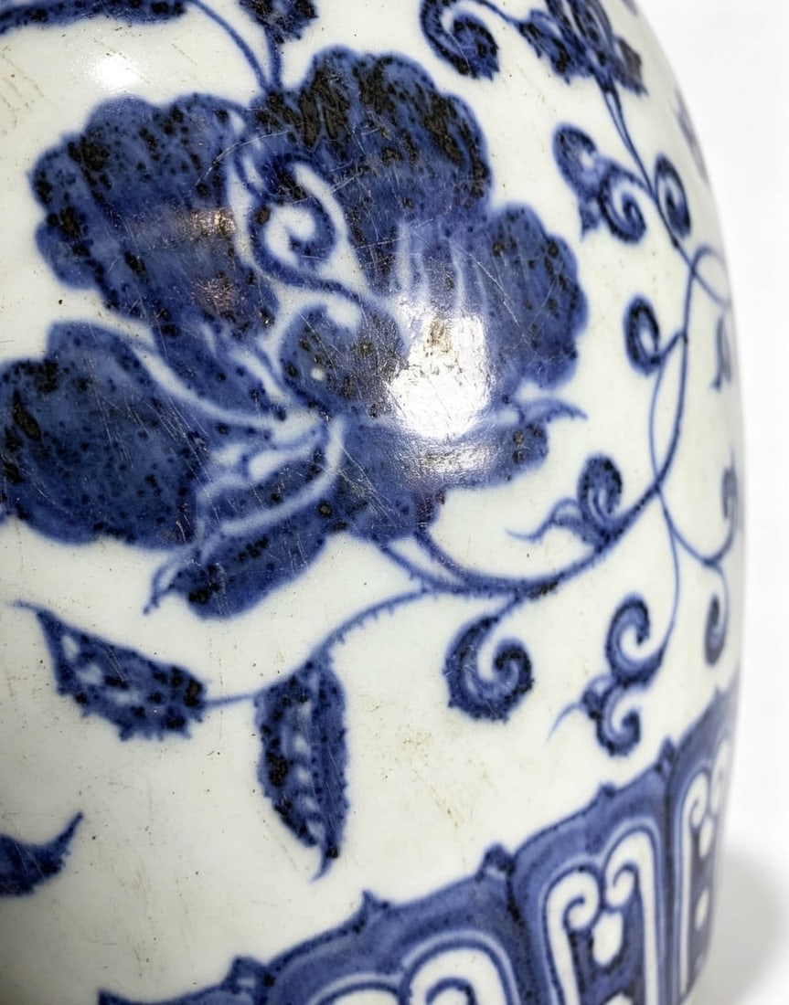 Blue?and?White Jar with Interlocking Floral Scrolls - 4