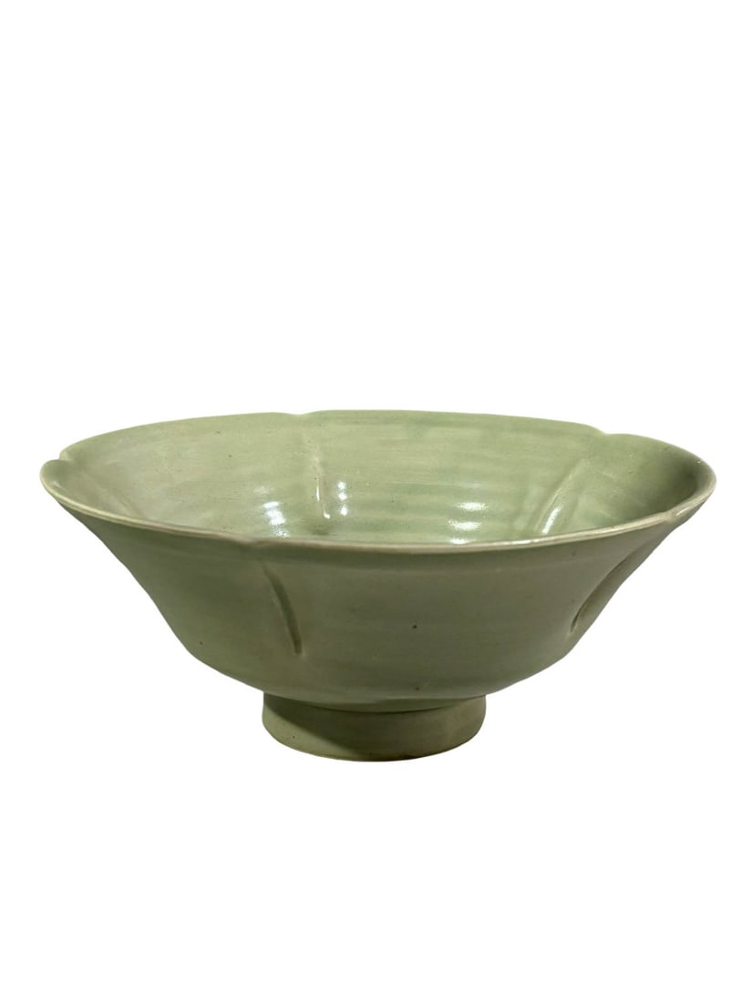 Yue?yao Celadon Lobed Bowl with Vertical Ribs (1 of 7)
