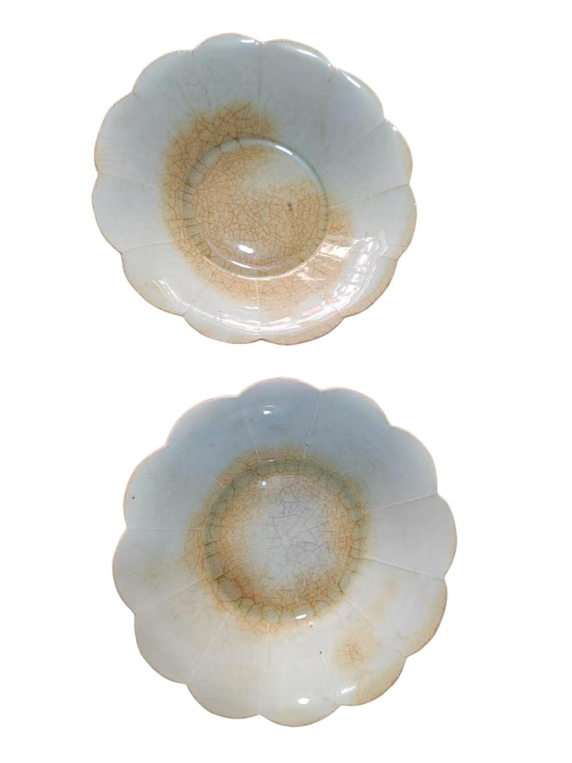 Pair of Hutian?Kiln Yingqing Glazed Floral?Rim Dishes: Pair of Hutian?Kiln Yingqing Glazed Floral?Rim DishesSuggested Period: Song DynastyBasic ArchiveDimensions: Diameter 4.53 inCondition: No cracks, chips or restorations. The whole surface exhibits