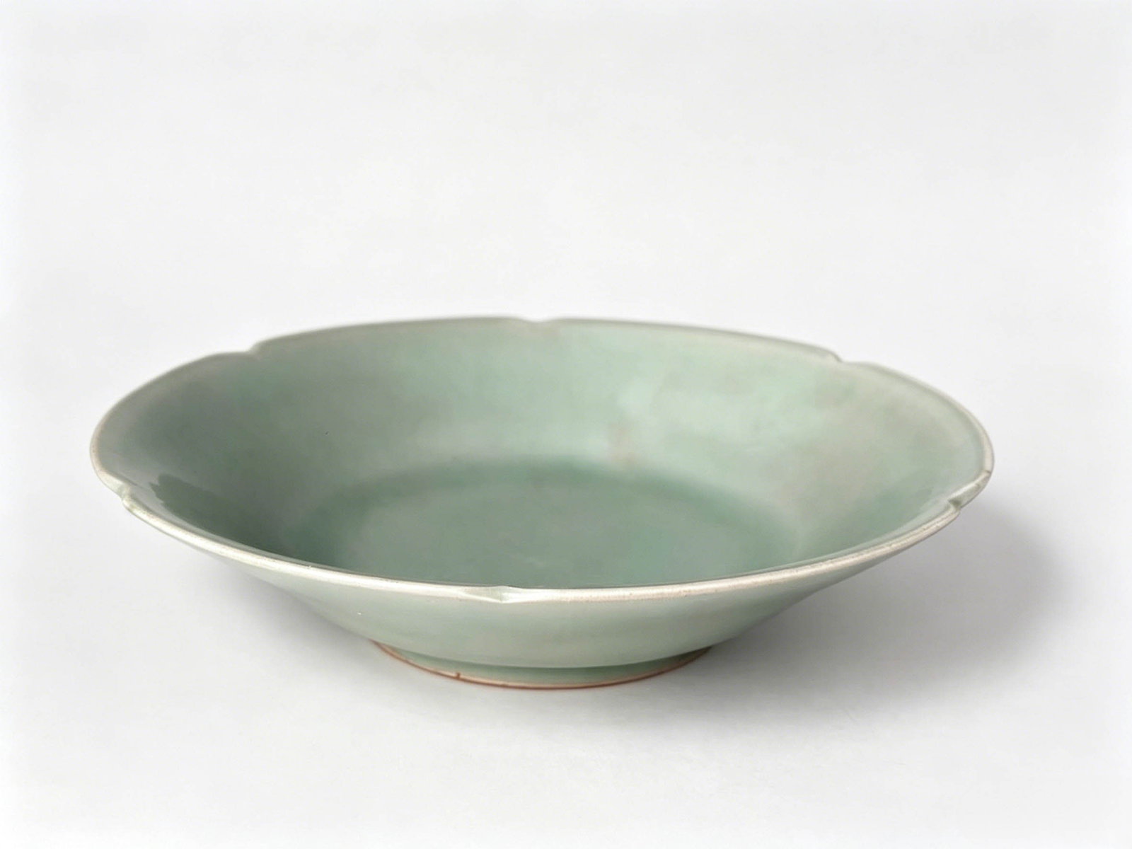 Pink Celadon Chrysanthemum-Rim Folded-Waist Plate, Longquan Official Kiln (Suggested Song Dynasty) (1 of 6)