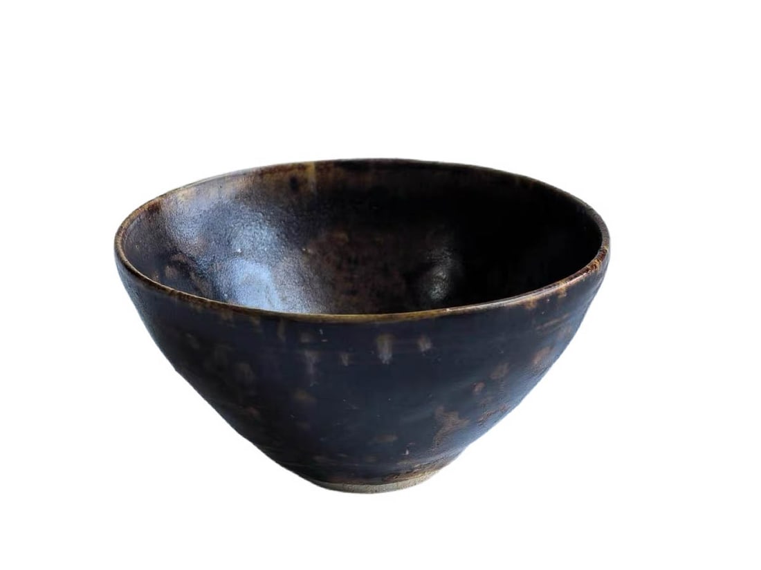 Black Glaze Paper-Cut Decoration Tea Bowl, Jizhou Kiln, Song Dynasty: Category: Black Glaze Tea Bowl with Paper-Cut Appliqué, Jizhou Kiln, Song DynastyKiln Site: Jizhou Kiln (Yonghe Kiln, Ji’an, Jiangxi Province, Song Dynasty)Shape & FormThis small bowl is a popular 
