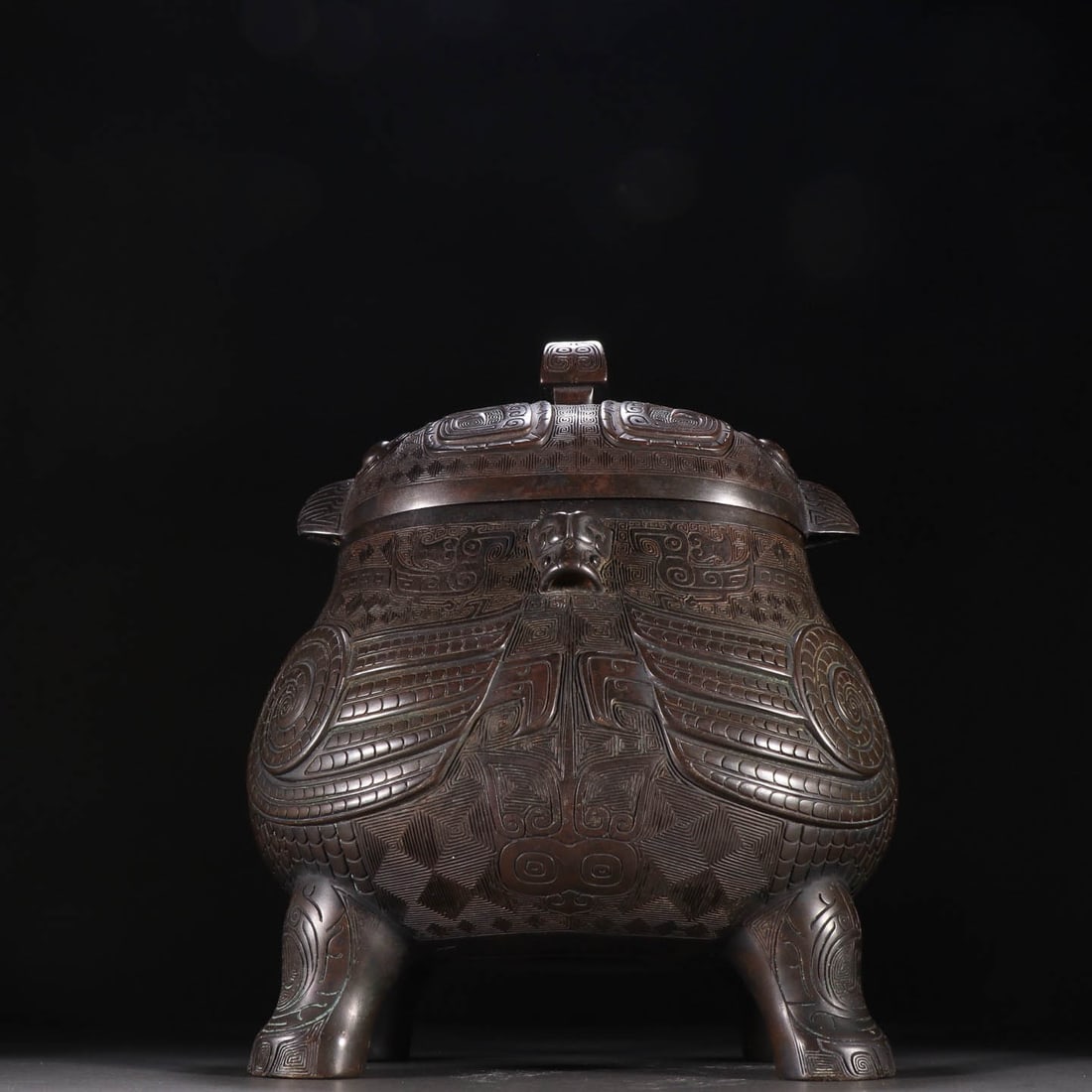 Bronze Double?Owl Zun: Bronze Double?Owl ZunProposed Period: Late Shang DynastyDimensions: Height 25?cm (9.84?in), Width 21.1?cm (8.31?in)Weight: 3940?gInscriptions: Cast characters inside the vessel lid.Condition: The