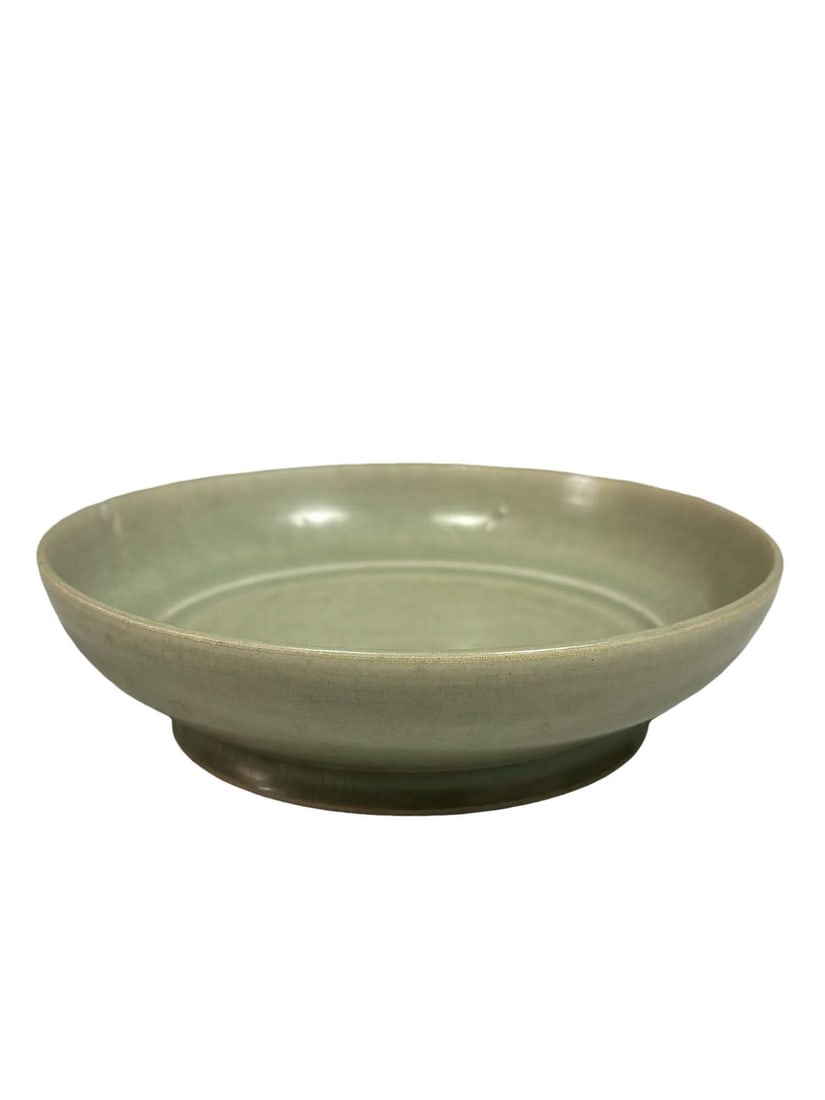 Celadon Incised?Decorated Shallow Dish: Celadon Incised?Decorated Shallow DishProposed Period: Five Dynasties?Northern Song Dynasty, Local Yue?ware KilnDimensions: Mouth Diameter 15?cm (5.91 in), Height 4?cm (1.57 in)Object