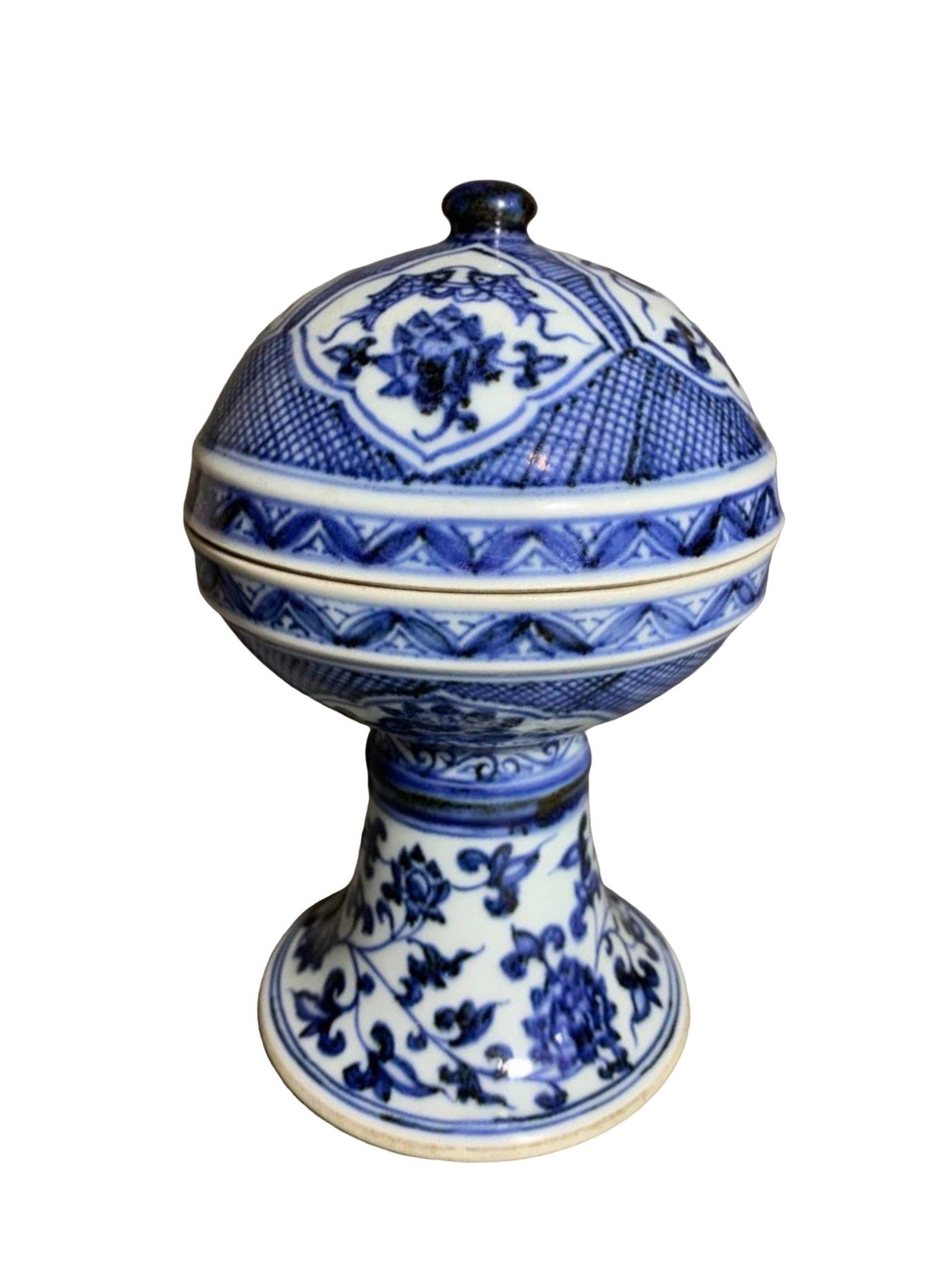 Blue and White High?Footed Covered Box - 2