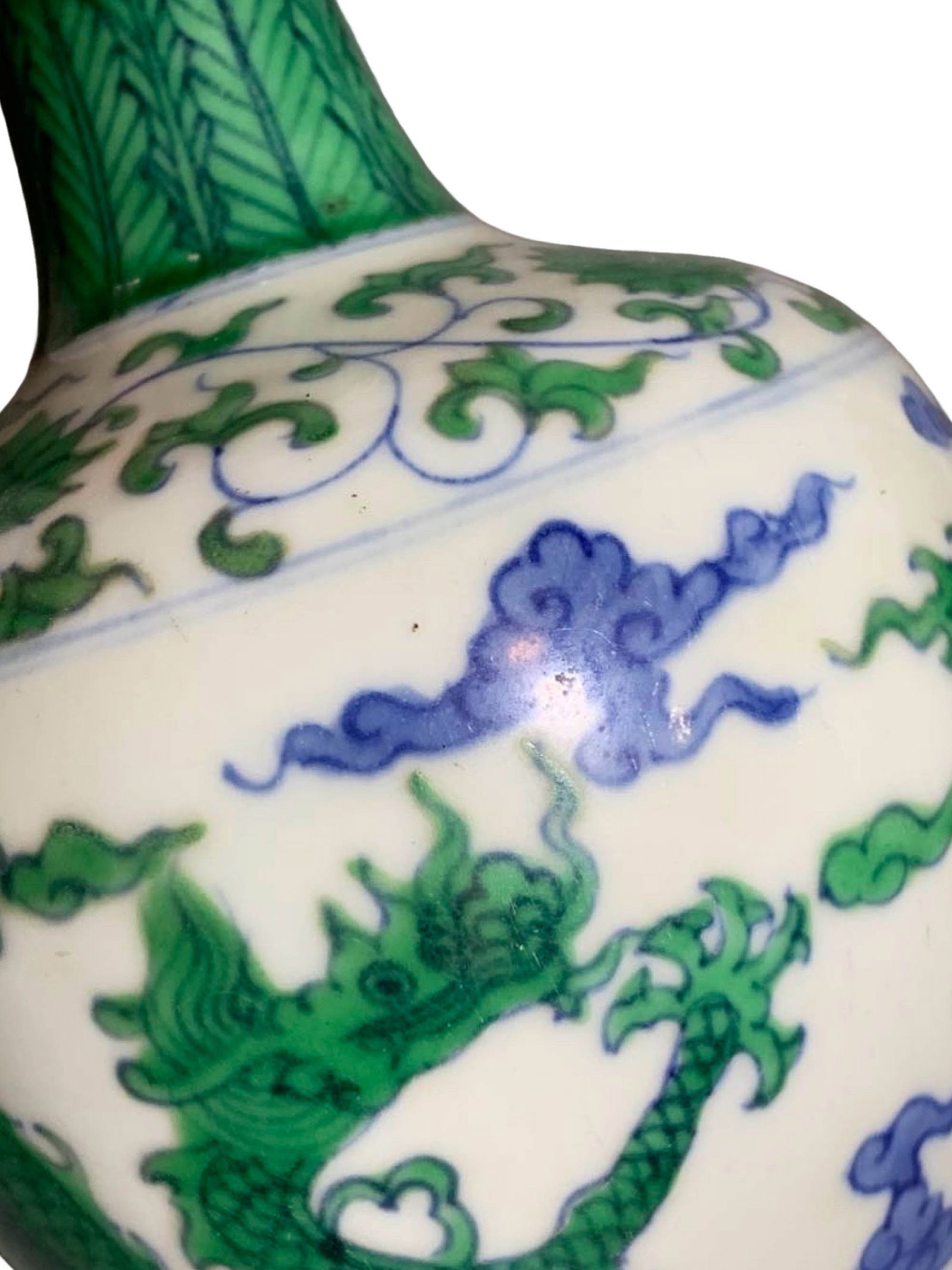 Doucai Dragon Pattern Long-Neck Vase - 3