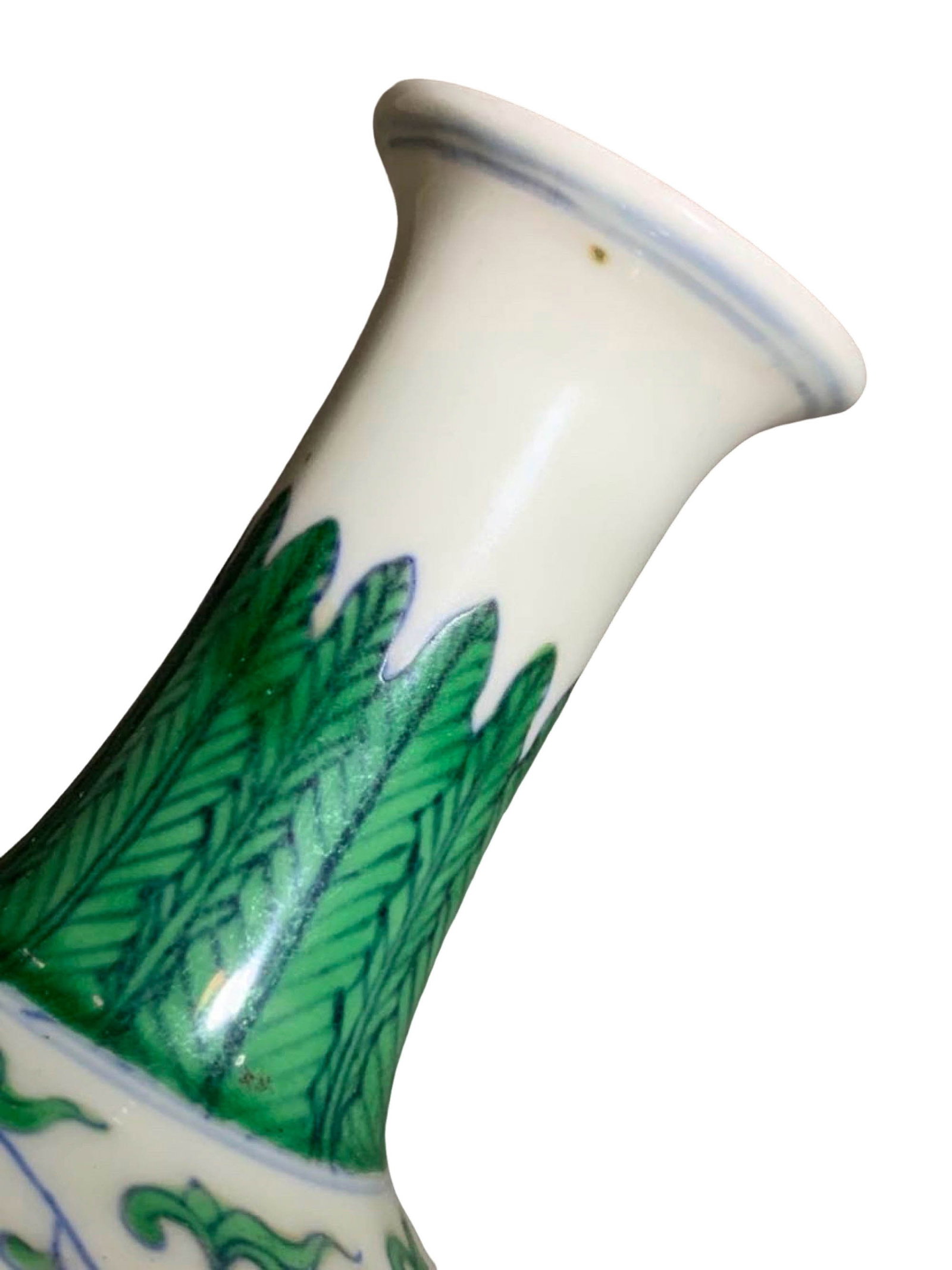 Doucai Dragon Pattern Long-Neck Vase - 4