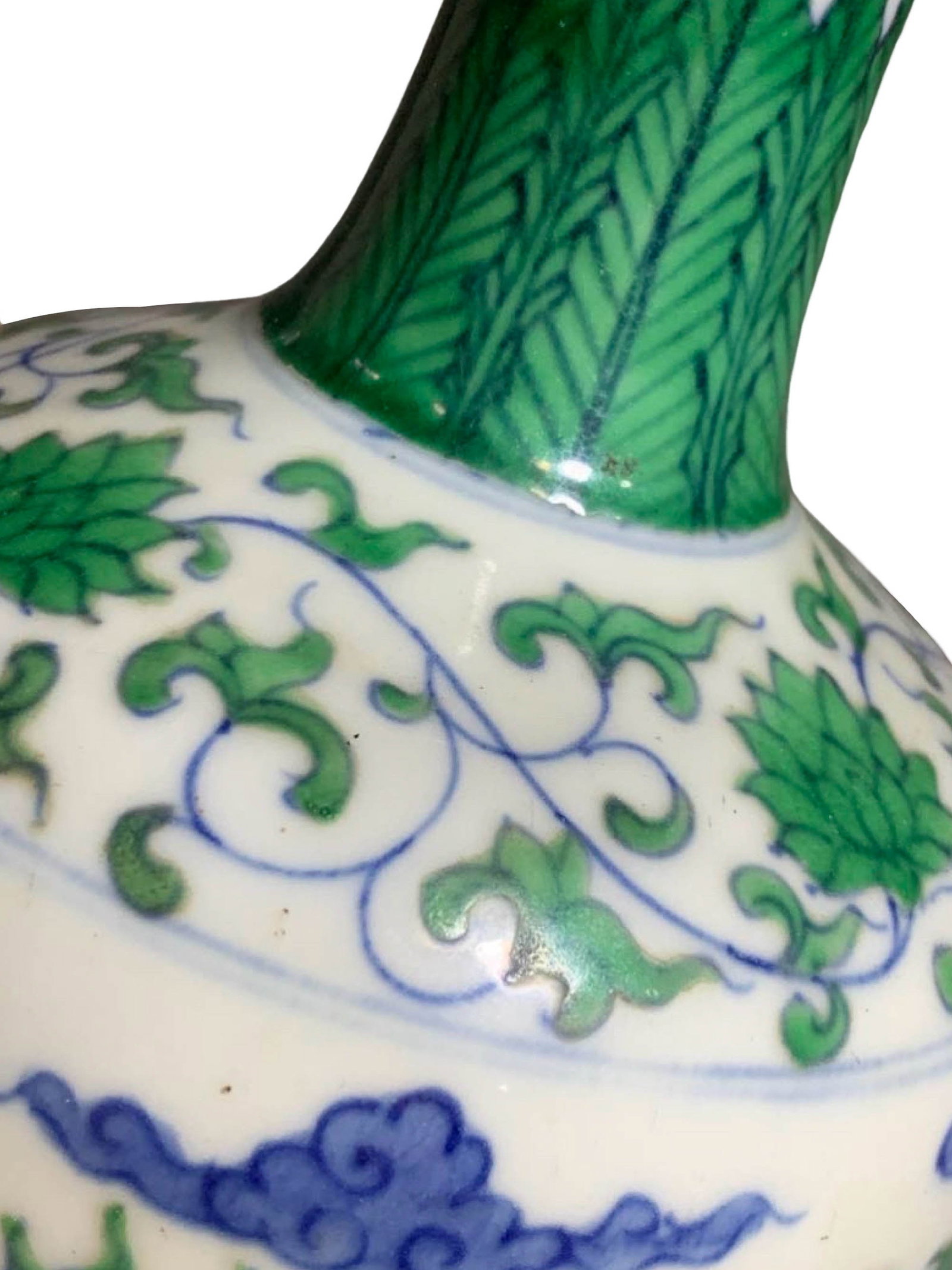 Doucai Dragon Pattern Long-Neck Vase - 5