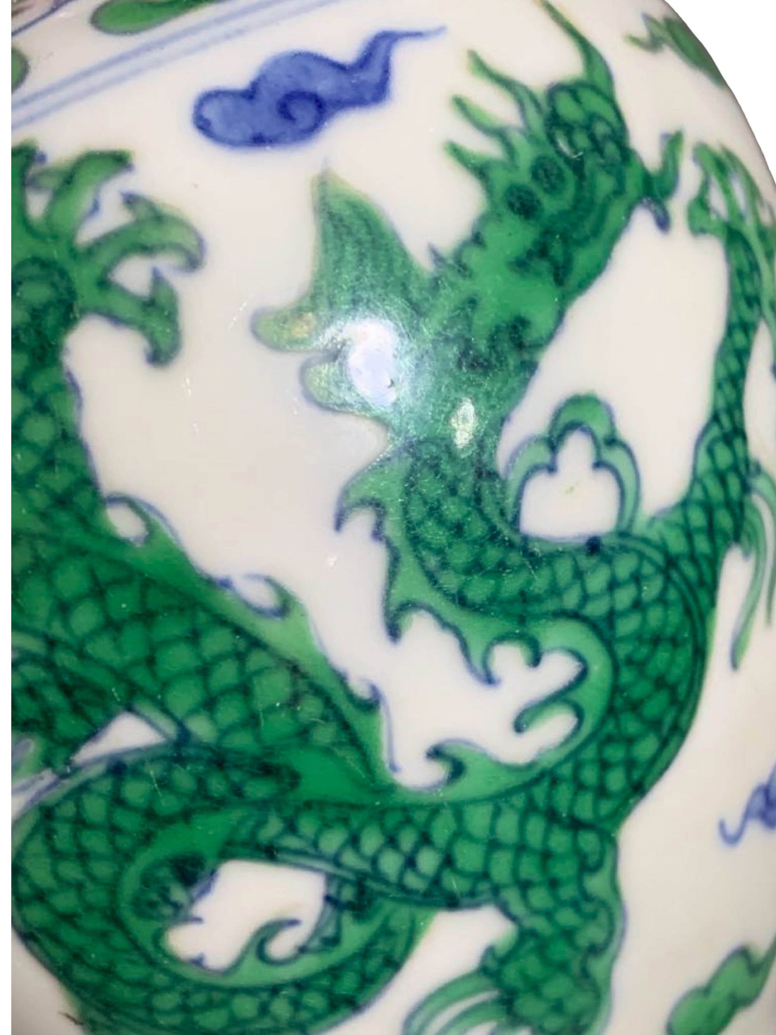 Doucai Dragon Pattern Long-Neck Vase - 6