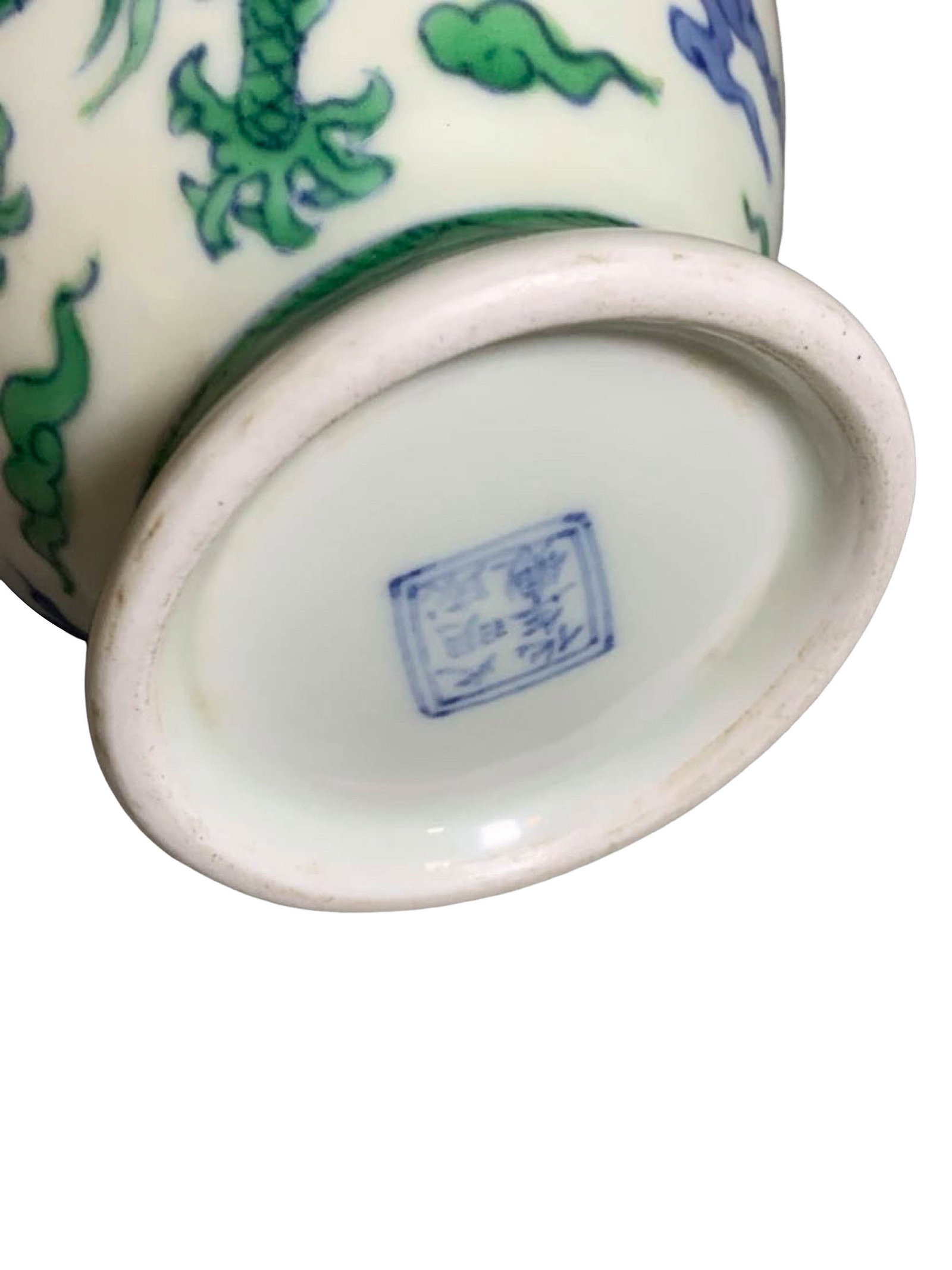 Doucai Dragon Pattern Long-Neck Vase - 7