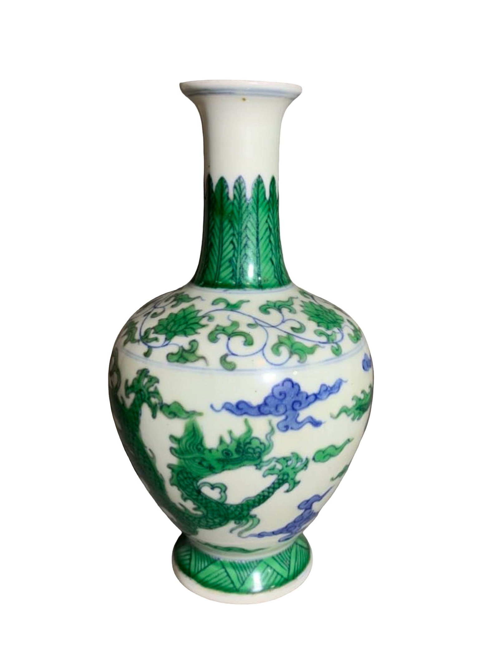 Doucai Dragon Pattern Long-Neck Vase - 2
