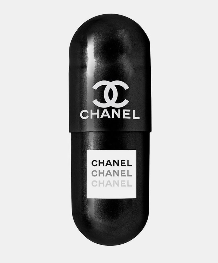 Charly Rocks (NÉ EN 1983): Chanel Pill box, 2023Print on acrylic glass mounted on aluminum DibondWith hanging bracketSigned and numbered on the back of 5 copiesH60 x 40 cm