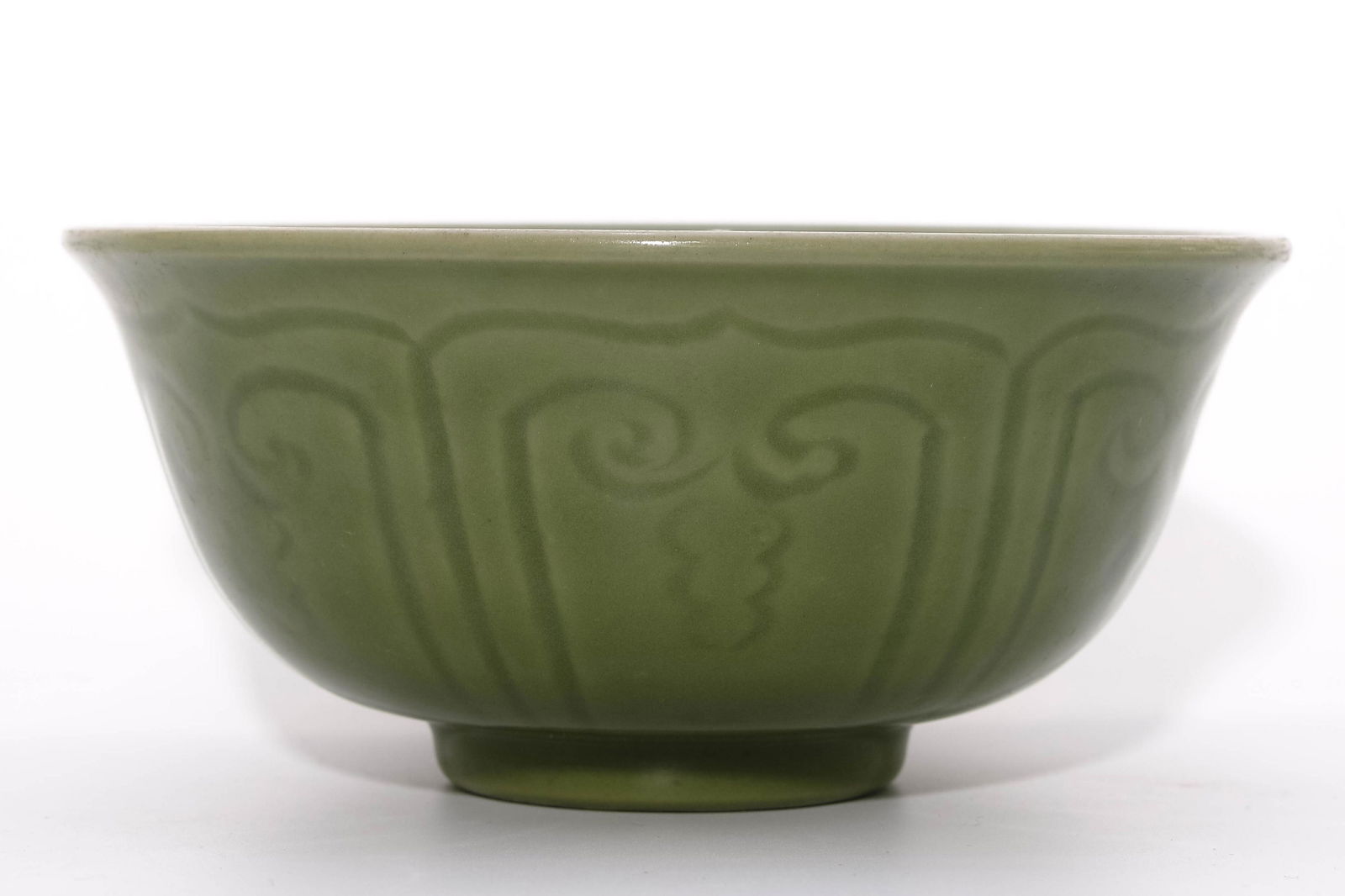 A LONGQUAN CELADON GLAZED BOWL (1 of 8)