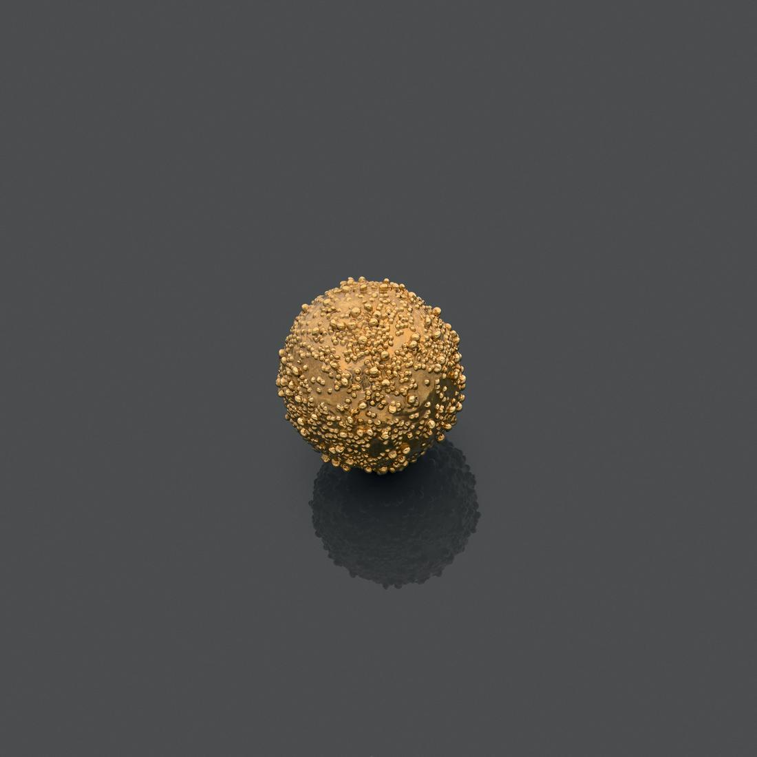 Giorgio VIGNA (born 1955) Pin "Sphère dorée" in golden: Giorgio VIGNA (born 1955) Pin "Sasso". Mixed media and gold-plated copper, magnetic fixing system. Signed. Height: 5 cm In its original setting.