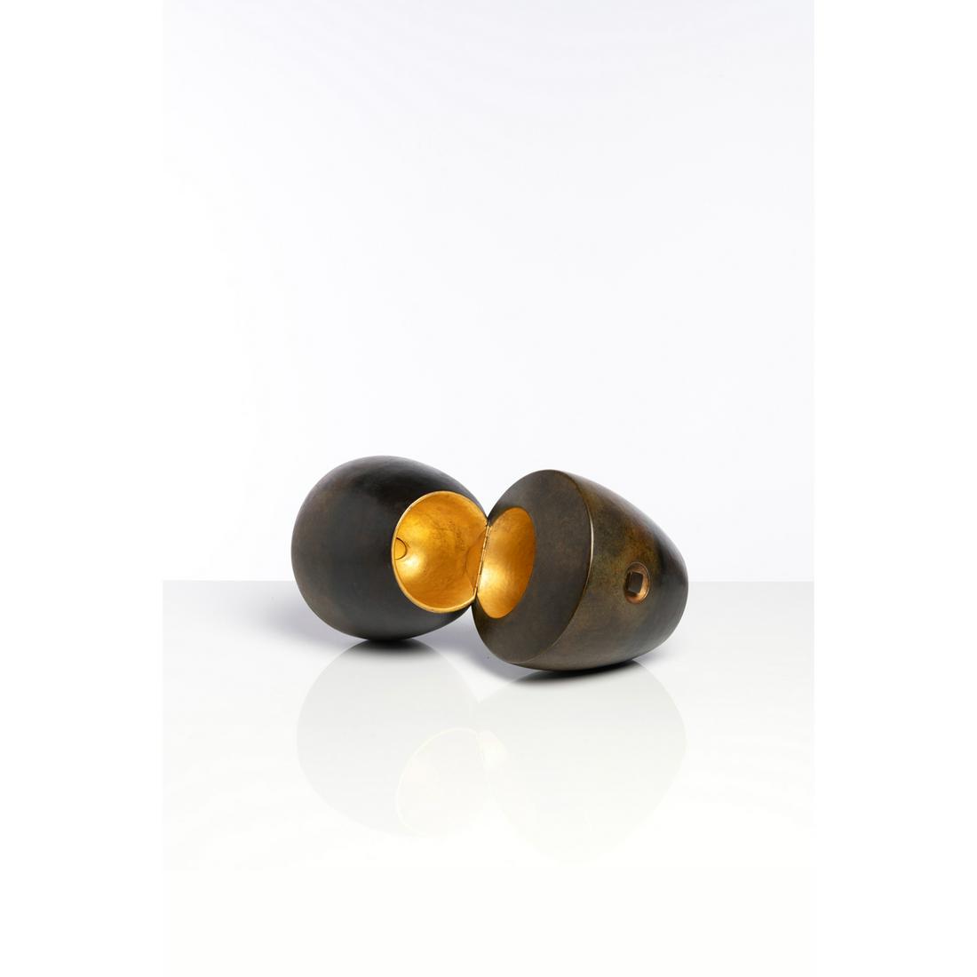 ƒ Hervé Wahlen (b. 1957) Ensemble - unique piece: ƒ Hervé Wahlen (b. 1957) Ensemble - unique piece Hammered copper and gold leaf Signed 'Wahlen' and dated '2001' Creation date: 2001 H 24 x L 45 x P 35 cm (open) H 24 x L 40 x P 35 cm (closed) An aut